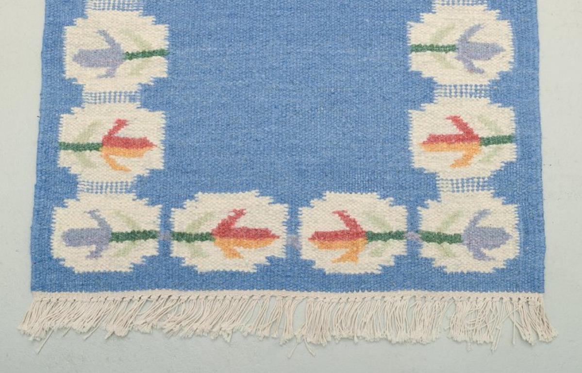 Schwedischer handgewebter Teppich aus reiner Wolle. Rölakan-Technik.
Entworfen mit Blumen auf blauem Hintergrund.
Mitte des 20. Jahrhunderts.
Perfekter Zustand.
Abmessungen: 156 cm x 72 cm.