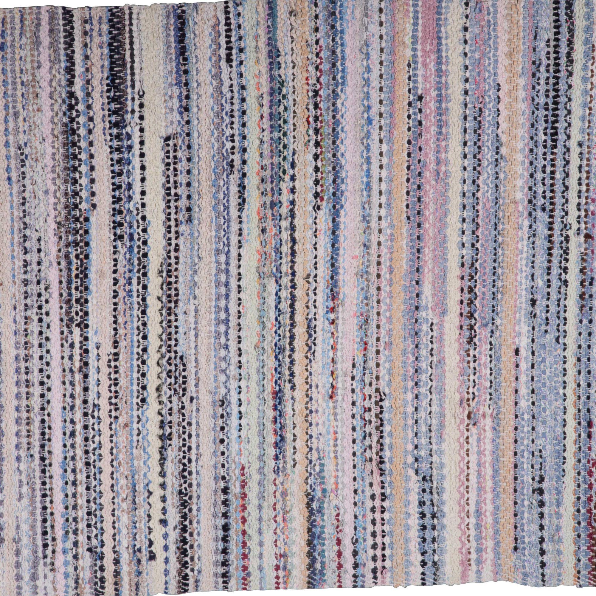 Dekorativer, über drei Meter breiter, handgewebter schwedischer Teppich in weichen, gedeckten Tönen.