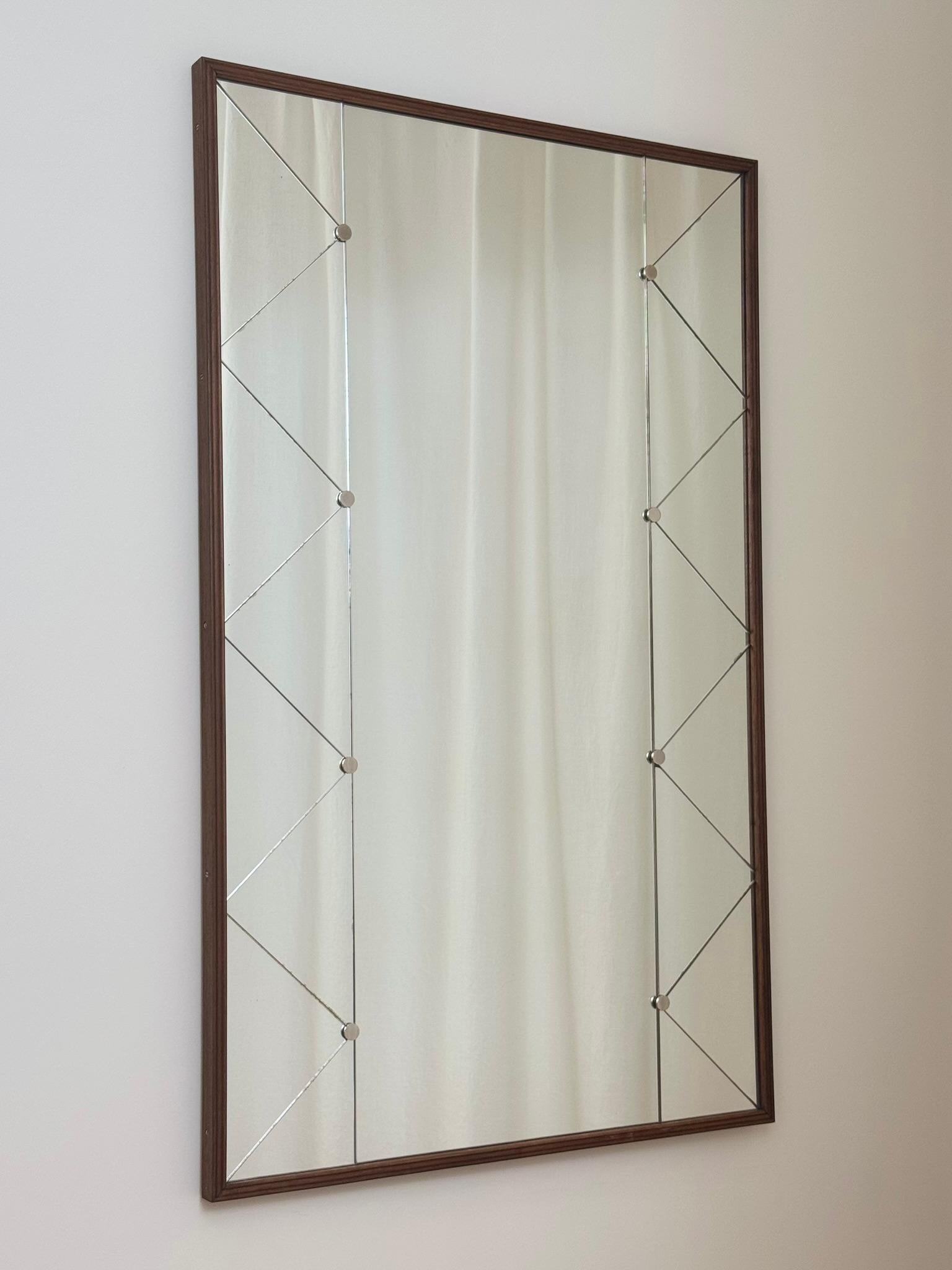 Miroir arlequin dans un cadre en bois moulé.

Les sections en verre sont très claires et les rousseurs sont minimes.

Prêt à être accroché.

H117 x W73cm