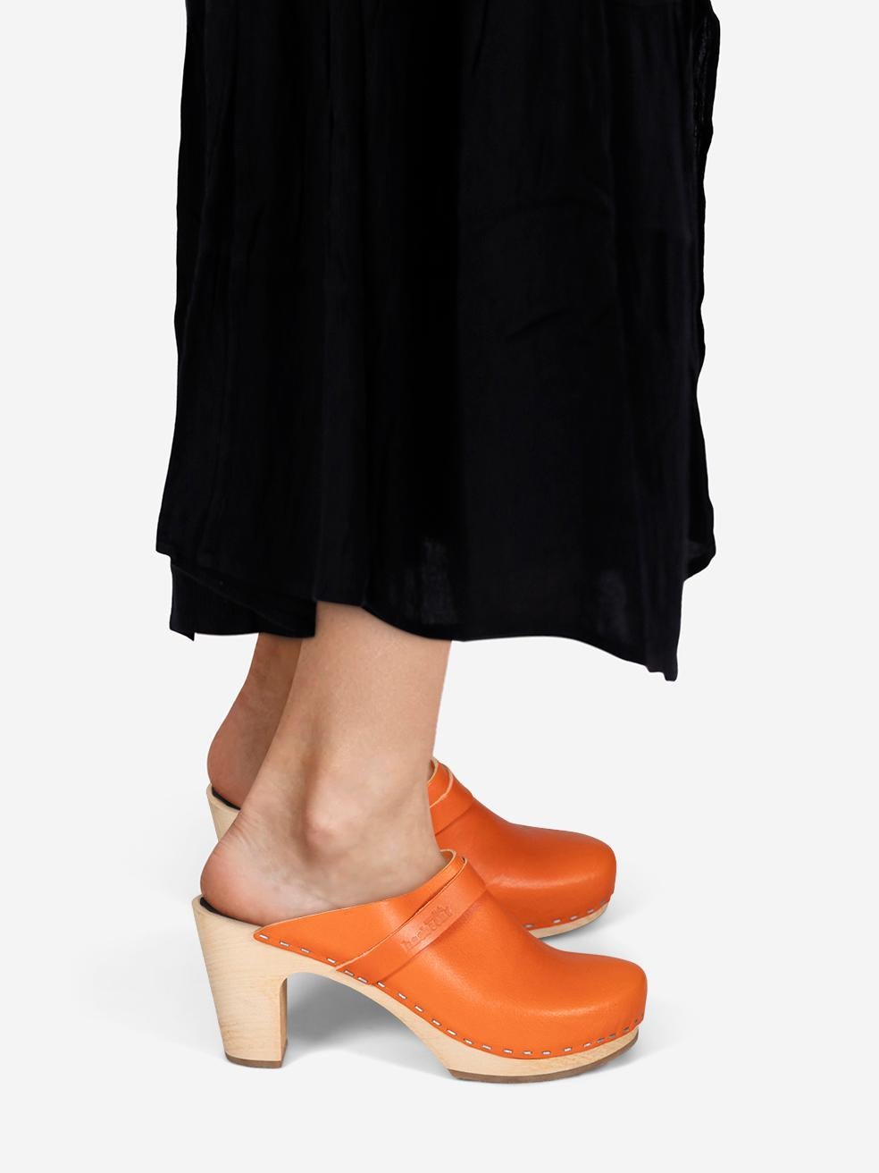 L'ÉTAT est très bon. L'usure minimale des mules est évidente. Marques et abrasion sur le cuir avant des deux chaussures. Bosses et décoloration sur les deux talons sur ce Swedish Hasbeens designer usagé article de revente.
 
 
 
 Détails
 
 

