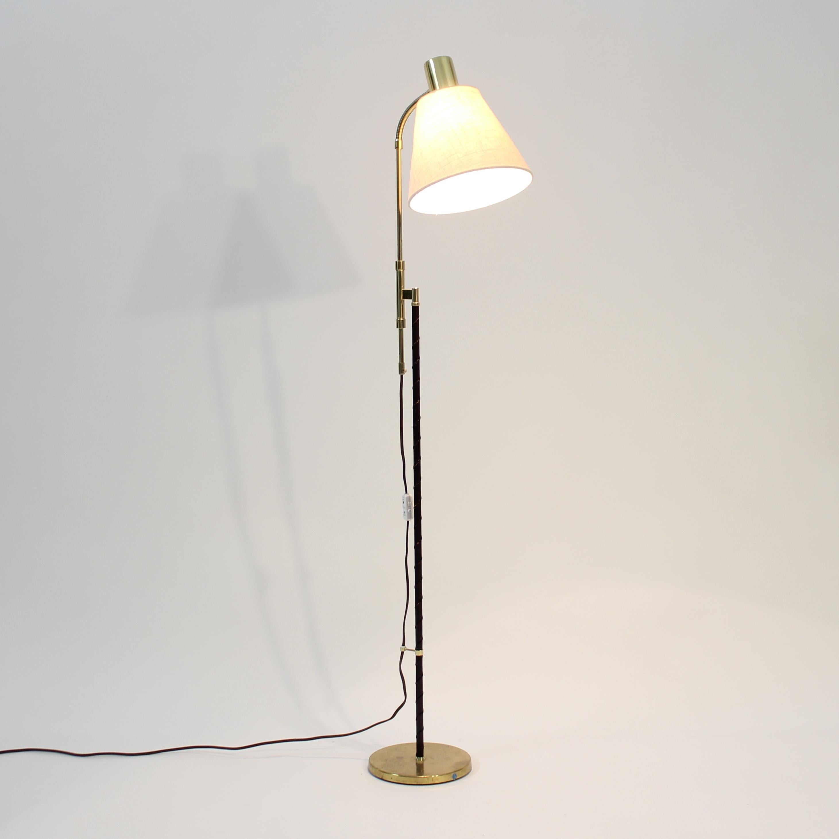 Swedish height adjustable floor lamp by MAE (Möller Armatur Eskilstuna), 1960s For Sale 3