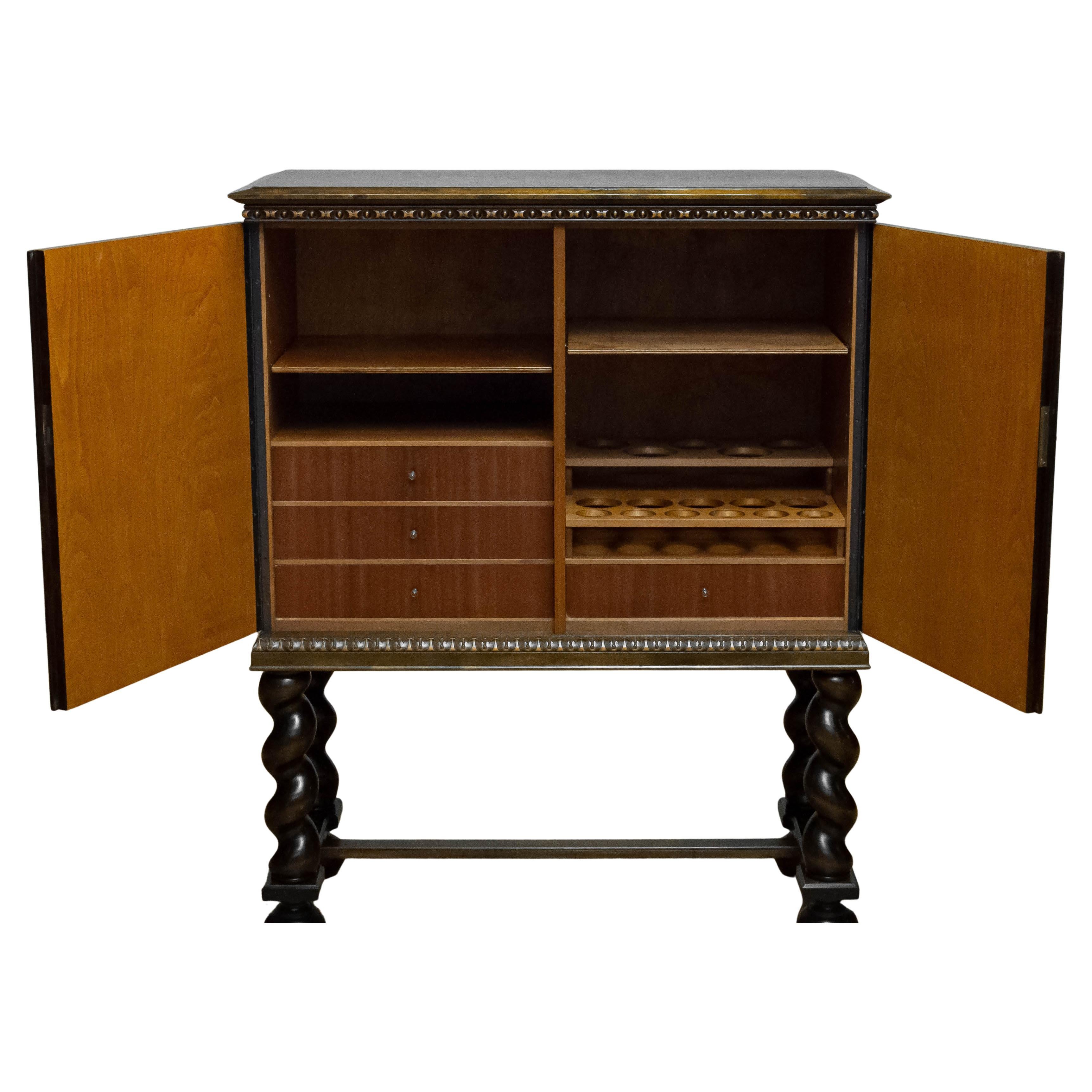 Hochwertiger schwedischer Barschrank, 1940er Jahre im Angebot