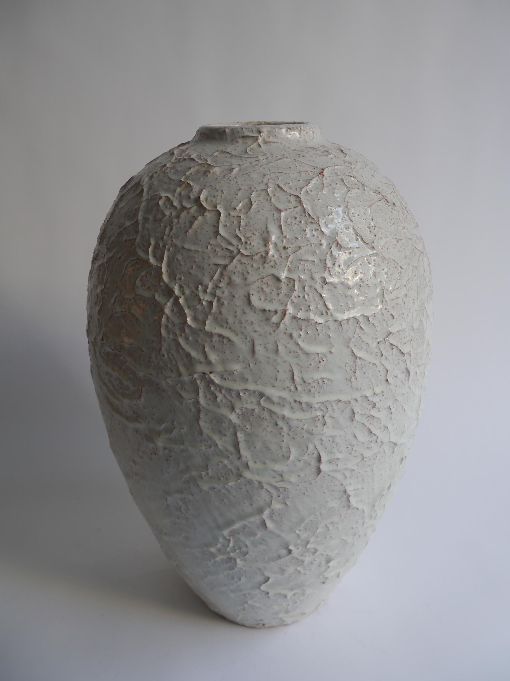 Vase de sol en céramique texturée de taille exceptionnelle en forme d'urne. Émail semi transparent sur faïence texturée par John Andersson (1899 - 1969) pour Höganäs Keramik. Une pièce d'apparat qui convient aussi bien au sol qu'à une grande table