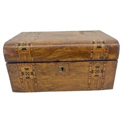 Boîte suédoise en bois fruitier incrusté et placage avec dessus incurvé, début du 19ème siècle