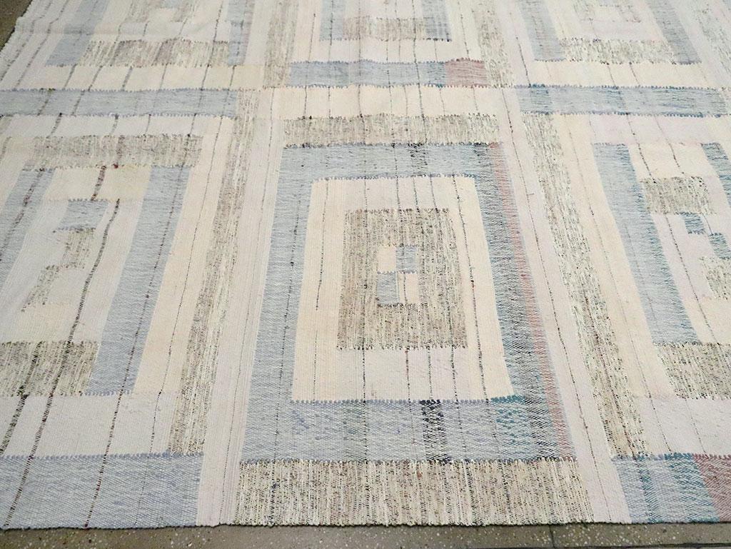 Schwedisch inspirierter zeitgenössischer handgefertigter türkischer Flachgewebe-Kilim Großer Teppich (Wolle) im Angebot