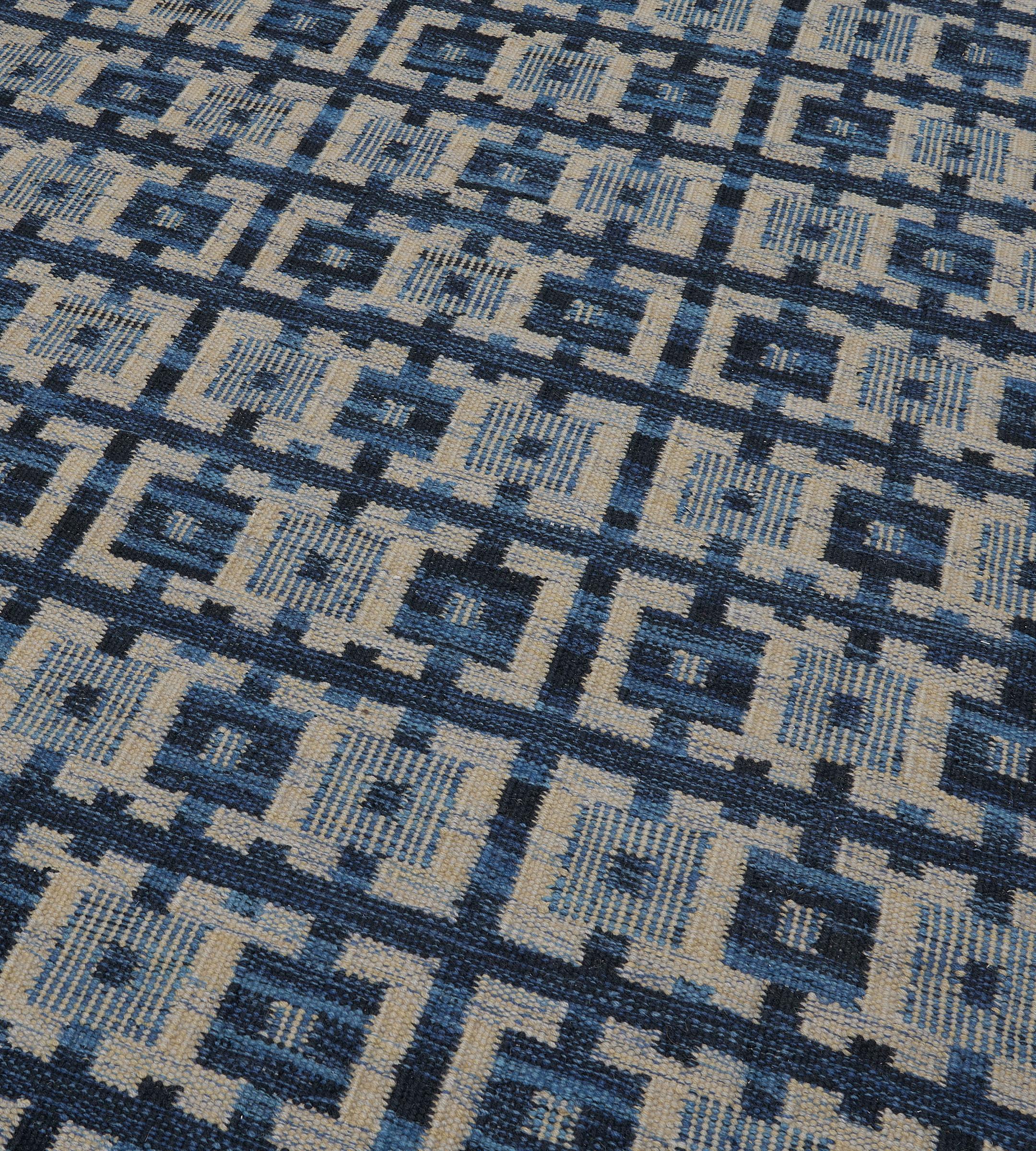 Schwedisch inspirierter blauer Flachgewebe-Wollteppich In-Stock, neu im Zustand „Neu“ im Angebot in West Hollywood, CA