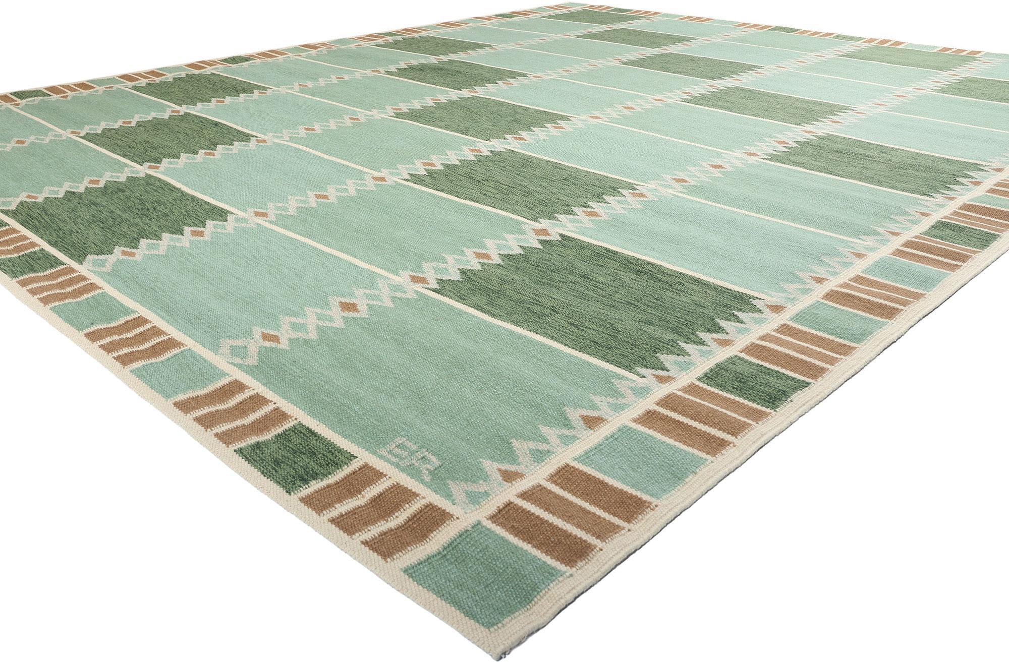 31317 Moderner skandinavischer grüner schwedisch inspirierter Kilim-Teppich, 12'05 x 14'09. Die in Indien hergestellten skandinavisch-modernen, schwedisch inspirierten Kelimteppiche verbinden nahtlos minimalistisches skandinavisches Design mit
