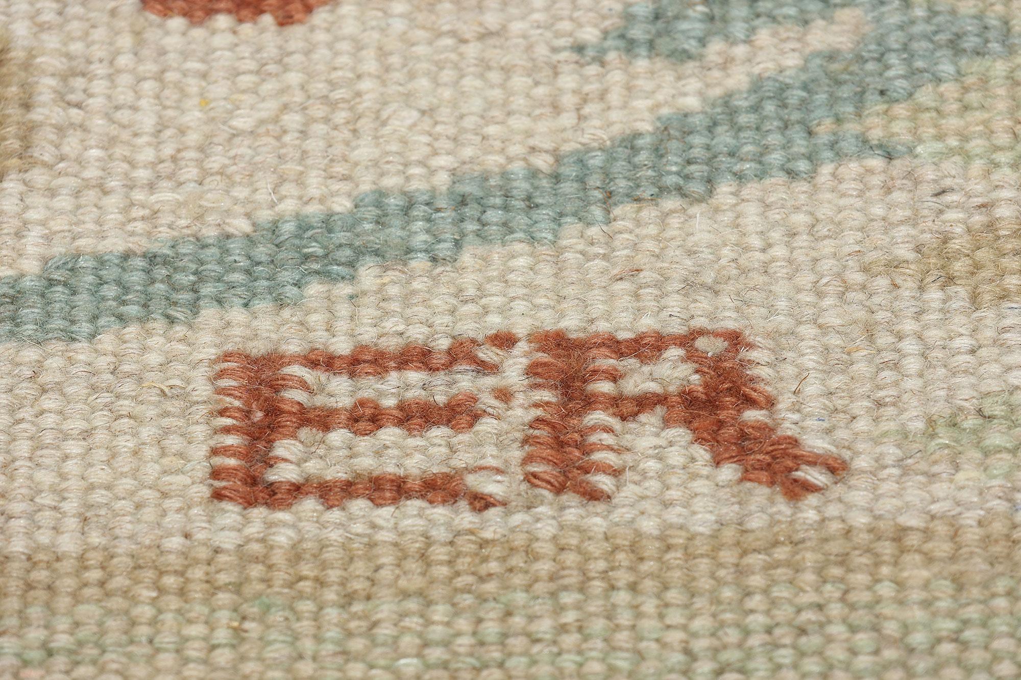 Tessuto a mano Rug & Kilim di ispirazione svedese, la modernità scandinava incontra il design biofilico in vendita