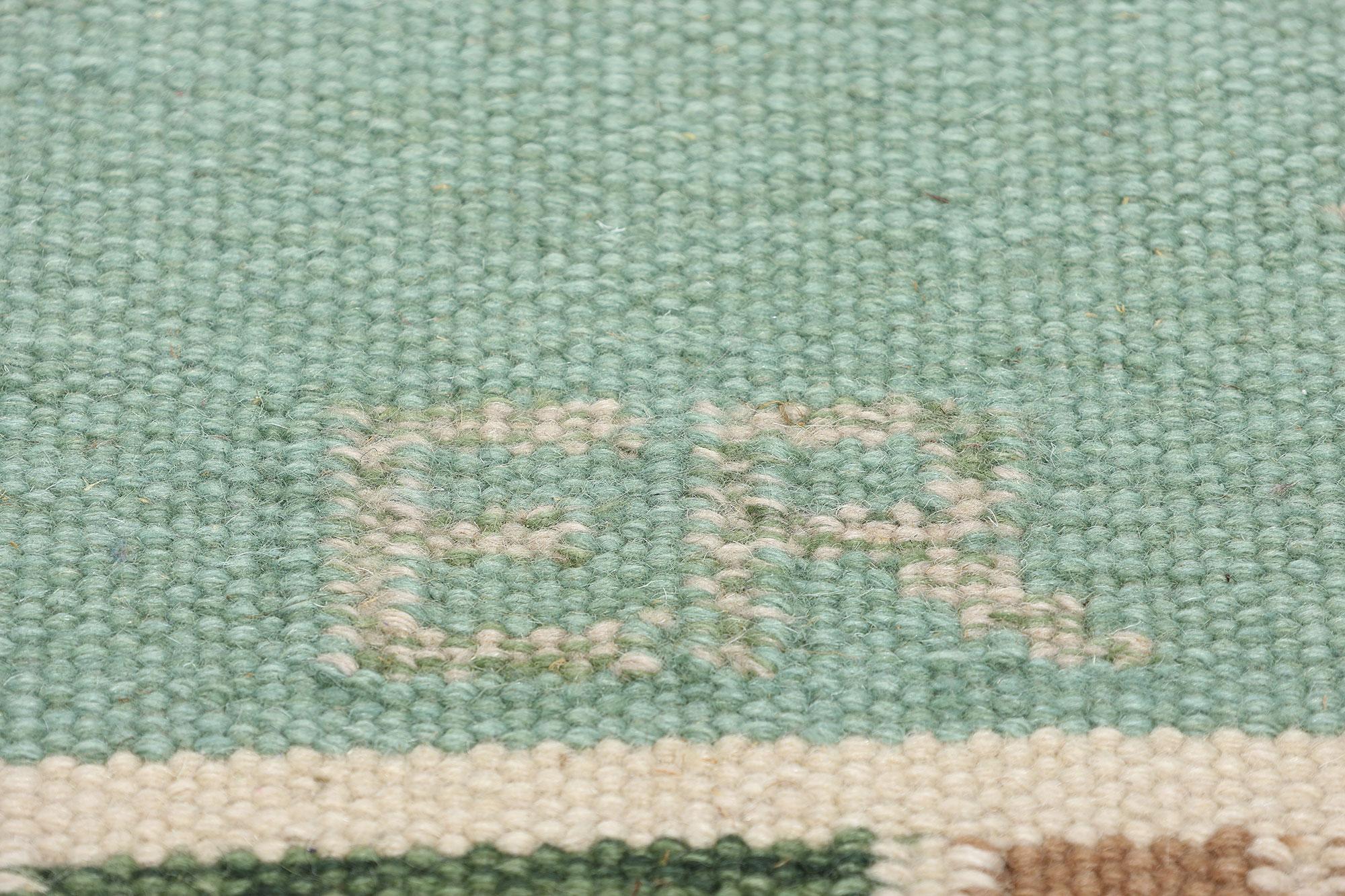 Schwedisch inspirierter Kelim-Teppich, skandinavisch-modernes Design auf Biophiles Design im Zustand „Neu“ im Angebot in Dallas, TX