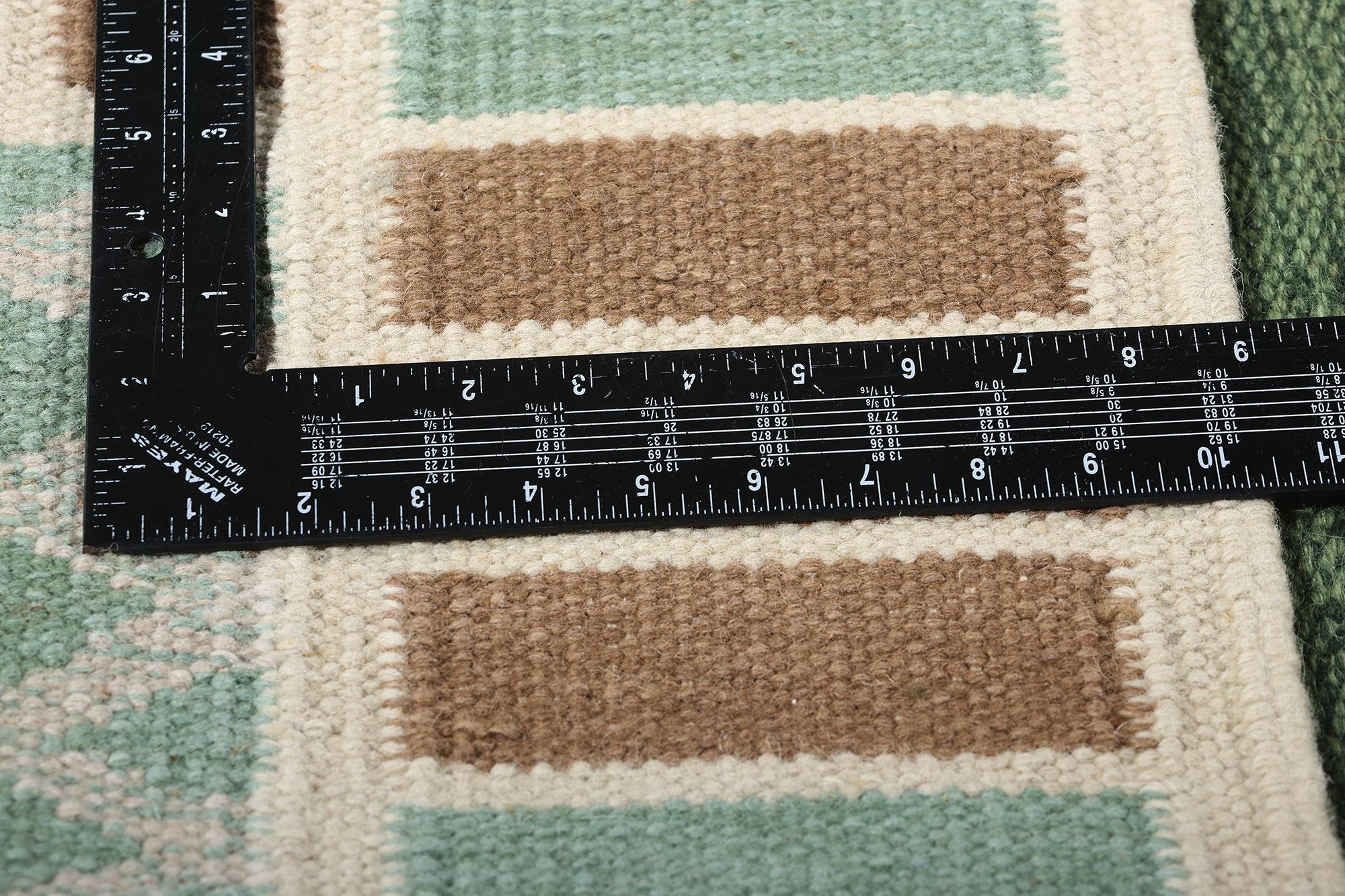 Schwedisch inspirierter Kelim-Teppich, skandinavisch-modernes Design auf Biophiles Design (21. Jahrhundert und zeitgenössisch) im Angebot