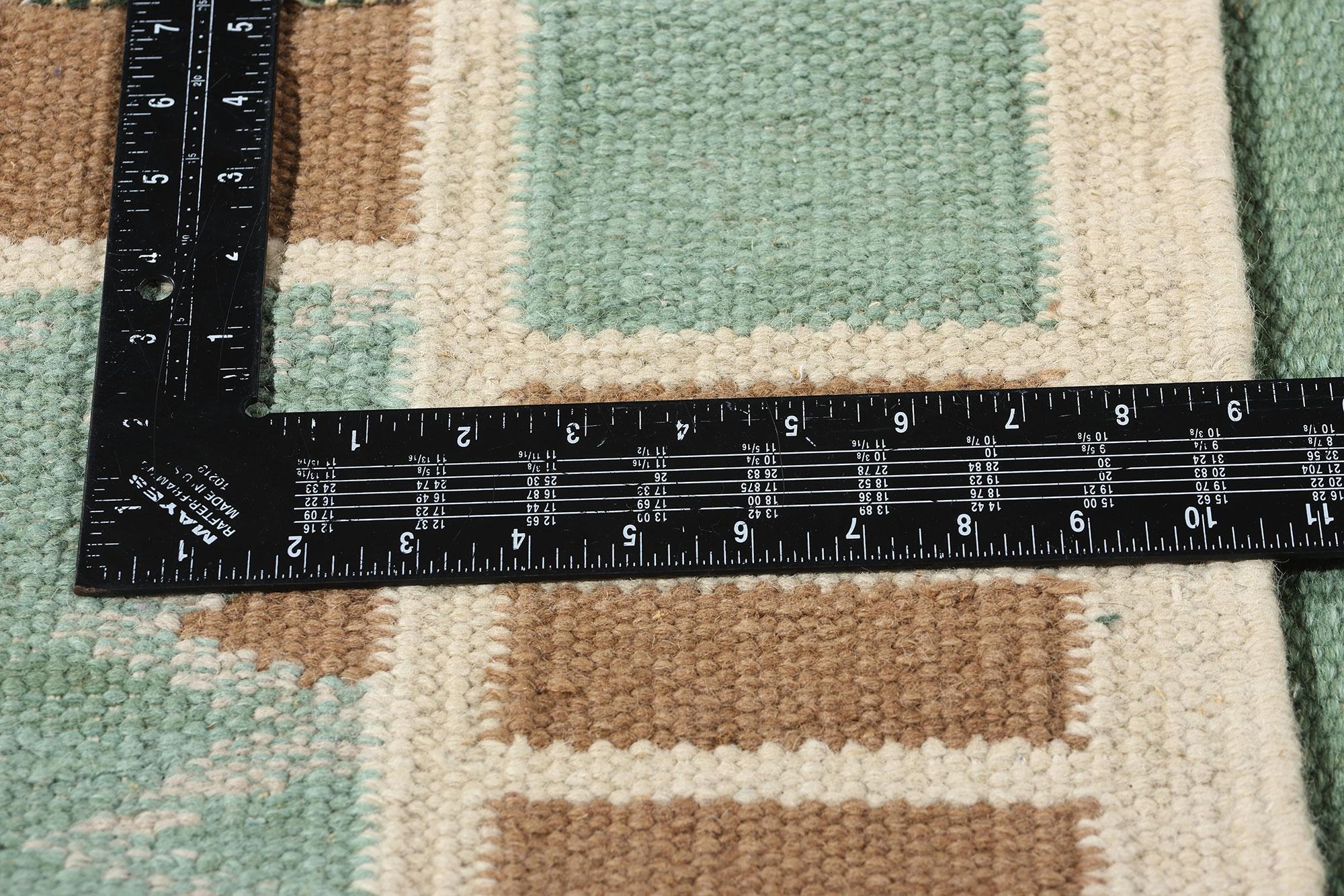 Alfombra Kilim de inspiración sueca, la modernidad escandinava se une al diseño biofílico Siglo XXI y contemporáneo en venta
