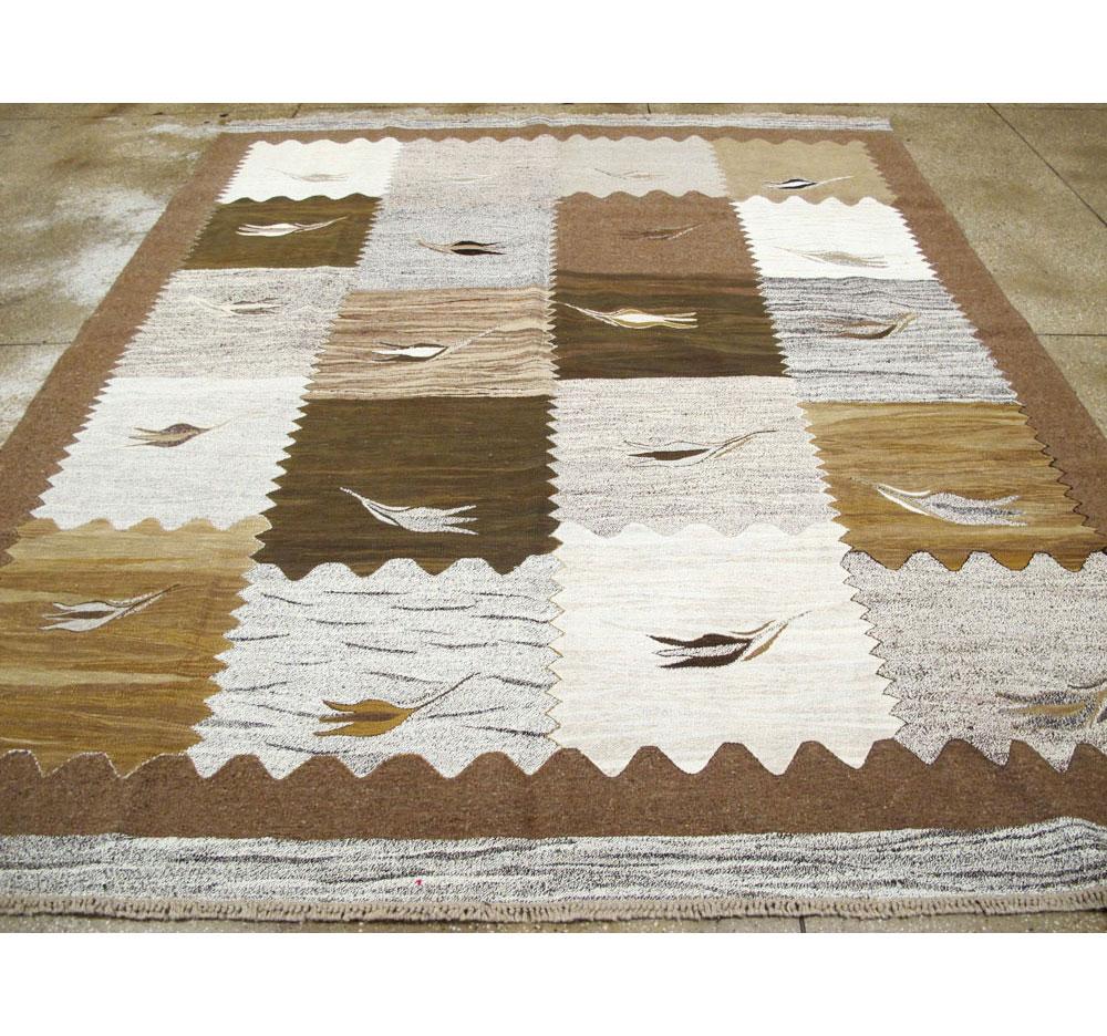 Schwedisch inspirierter moderner handgefertigter türkischer Flachgewebe-Kelim-Teppich in Zimmergröße (Handgewebt) im Angebot