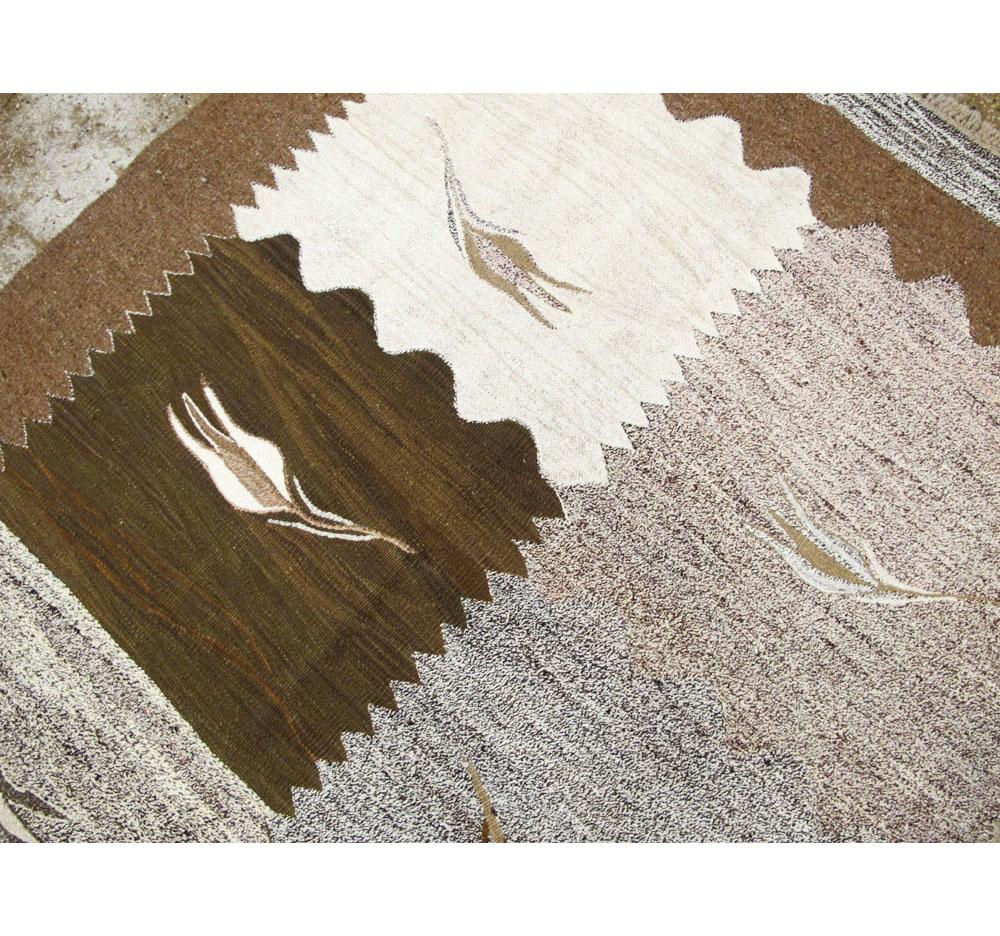 Schwedisch inspirierter moderner handgefertigter türkischer Flachgewebe-Kelim-Teppich in Zimmergröße im Zustand „Neu“ im Angebot in New York, NY