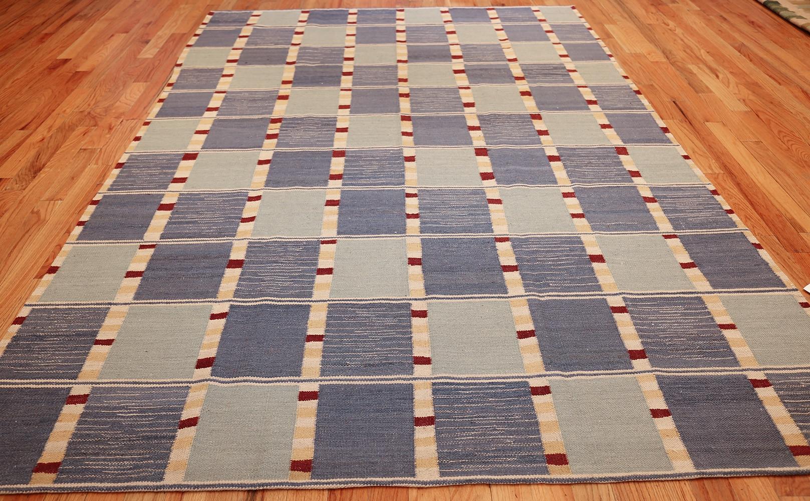 Swedish Inspired Modern Kilim. Size: 7 ft x 10 ft (2.13 m x 3.05 m) In Excellent Condition In New York, NY