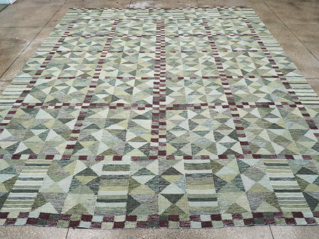 Ein schwedisch inspirierter türkischer Flachgewebe-Kilim-Teppich für große Räume, der im 21. Jahrhundert handgefertigt wurde.

Maße: 12' 3