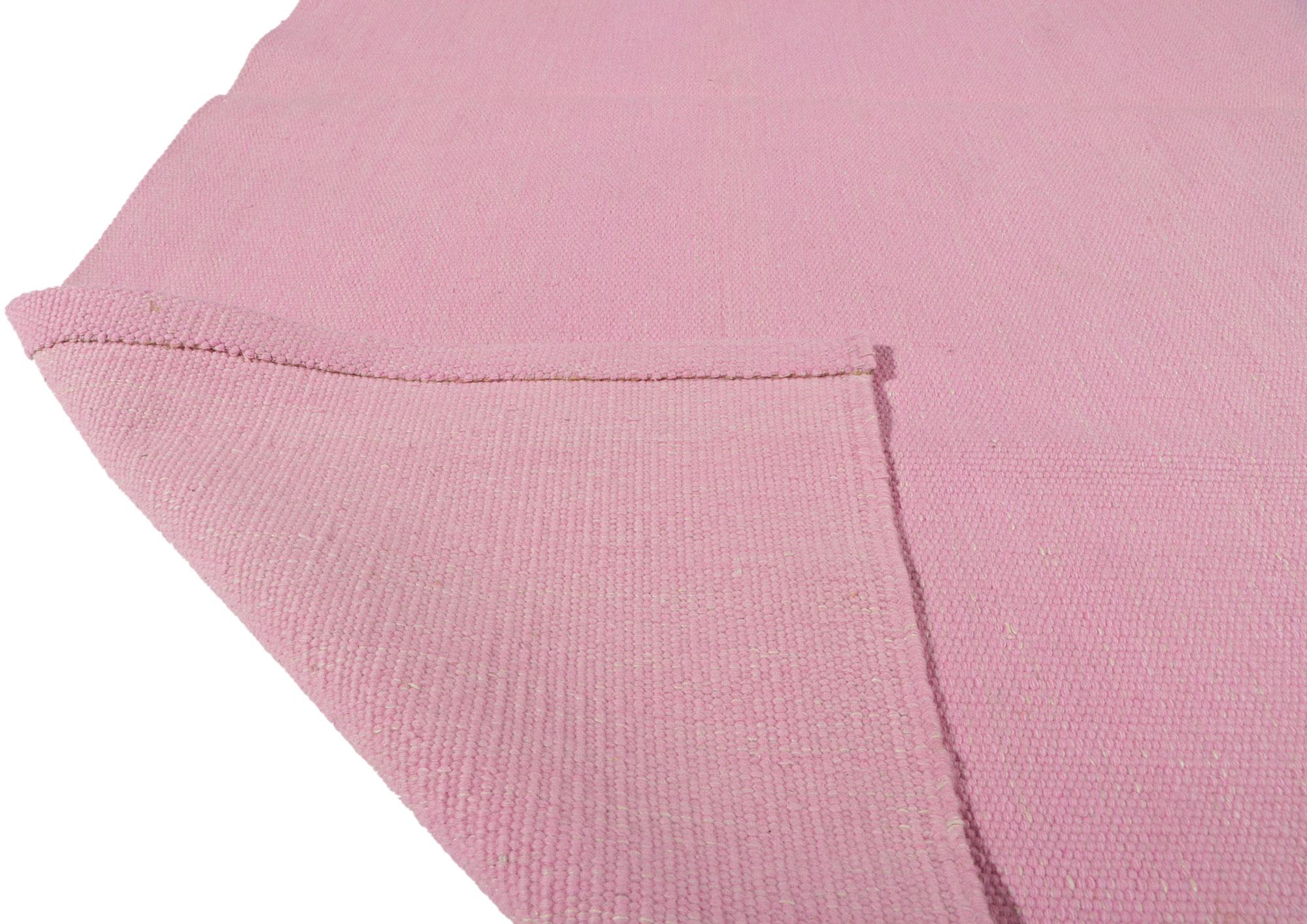 Schwedisch inspirierter rosa Kelim-Teppich mit skandinavisch-modernem Stil (Handgewebt) im Angebot
