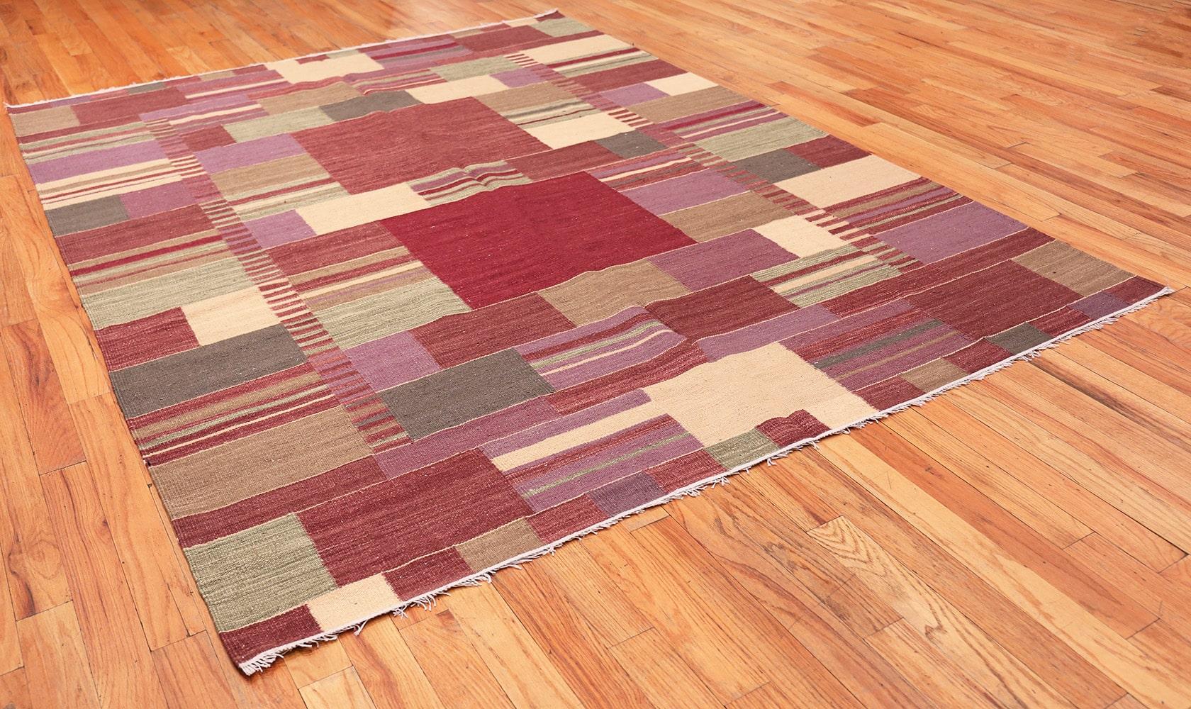 Indian Swedish Inspired Scandinavian Modern Kilim Carpet. Size: 7 ft x 9 ft 2 in