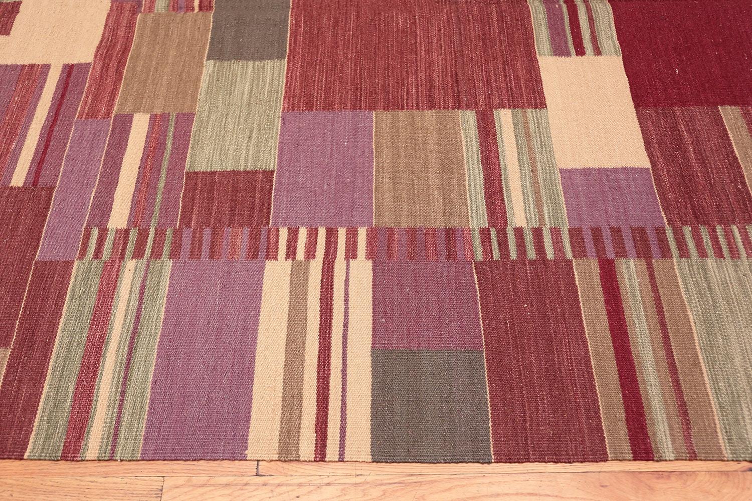 Swedish Inspired Scandinavian Modern Kilim Carpet. Size: 7 ft x 9 ft 2 in In New Condition In New York, NY