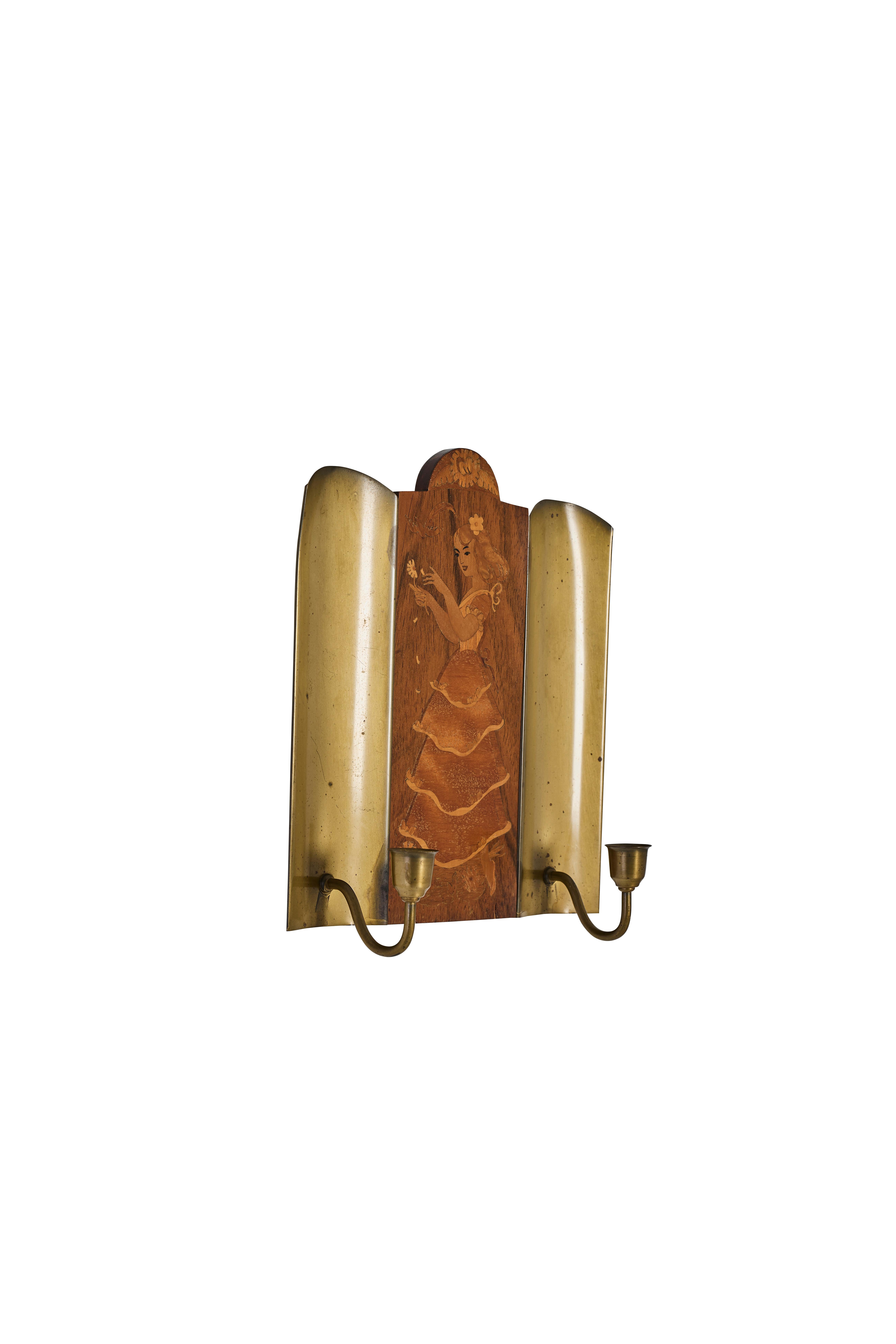 Un encantador y magistral aplique sueco de intarsia diseñado por Birger Ekman para Mjölby Intarsia, Suecia, hacia la década de 1940. Esta rara pieza decorativa de pared presenta una delicada incrustación de marquetería de una joven con un vestido de