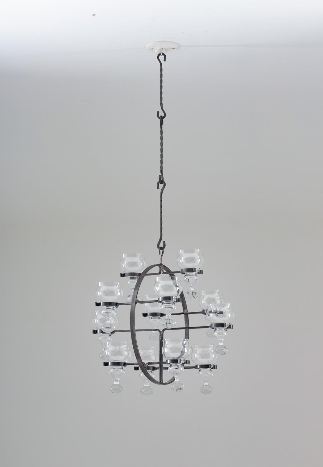 Scandinave moderne Chandelier suspendu suédois en fer et verre de Bertil Vallien en vente