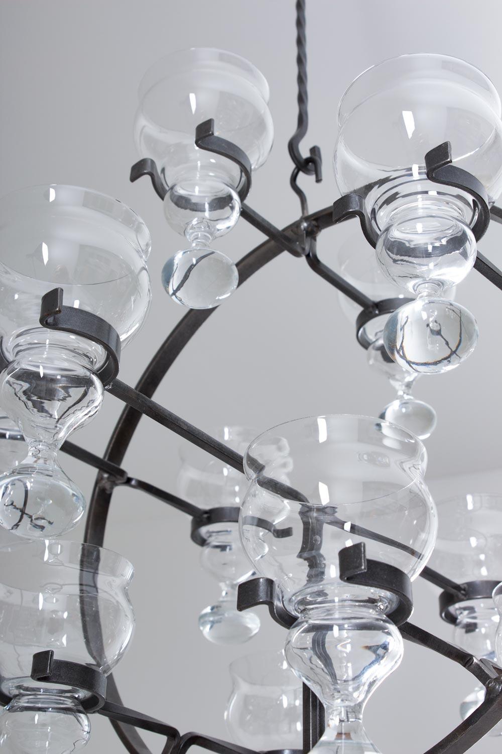 Schwedischer Hängekandelaber/Kronleuchter aus Eisen und Glas von Bertil Vallien im Angebot 1