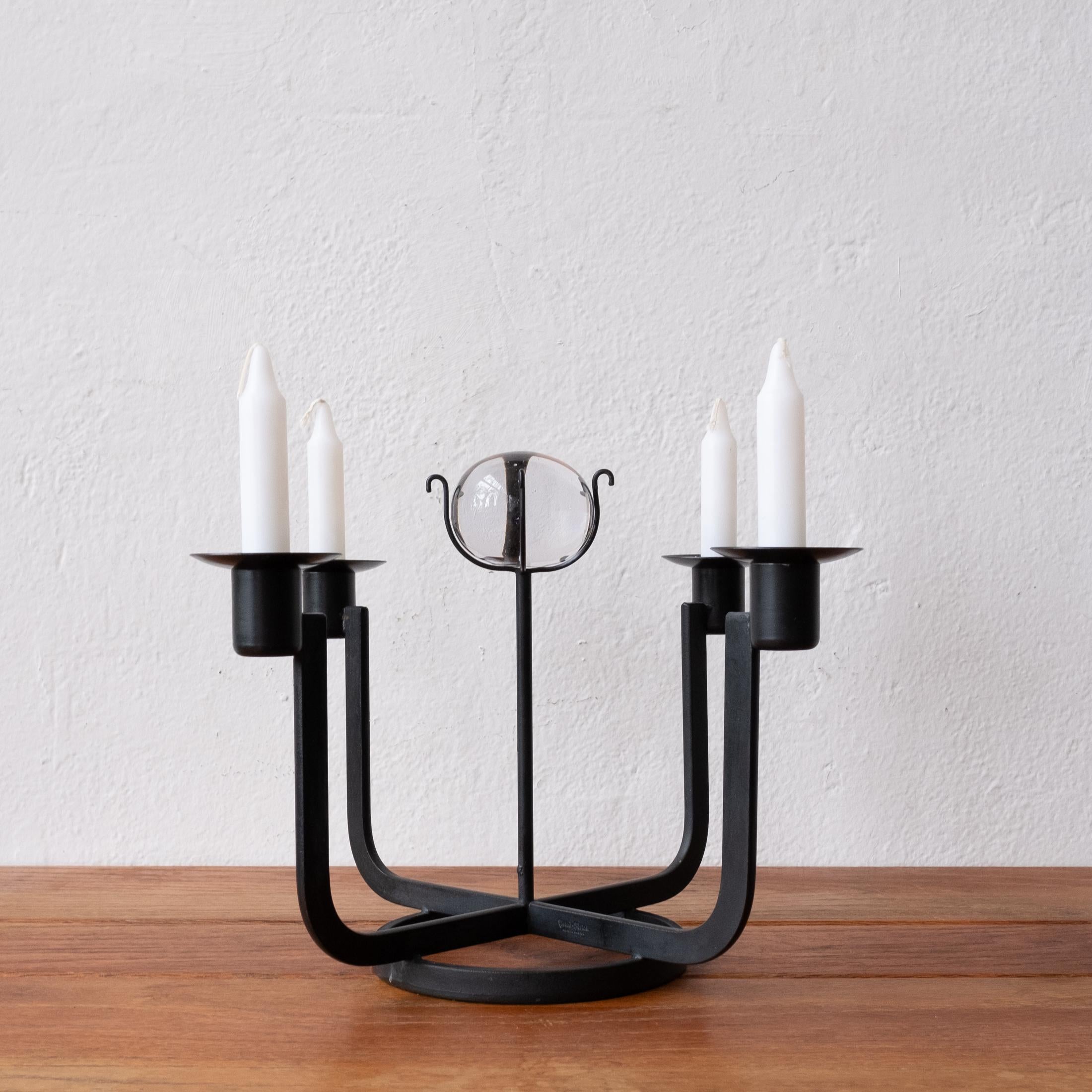 Schwedischer Kerzenständer aus Eisen mit Kristall-Mittelstück (Skandinavische Moderne) im Angebot