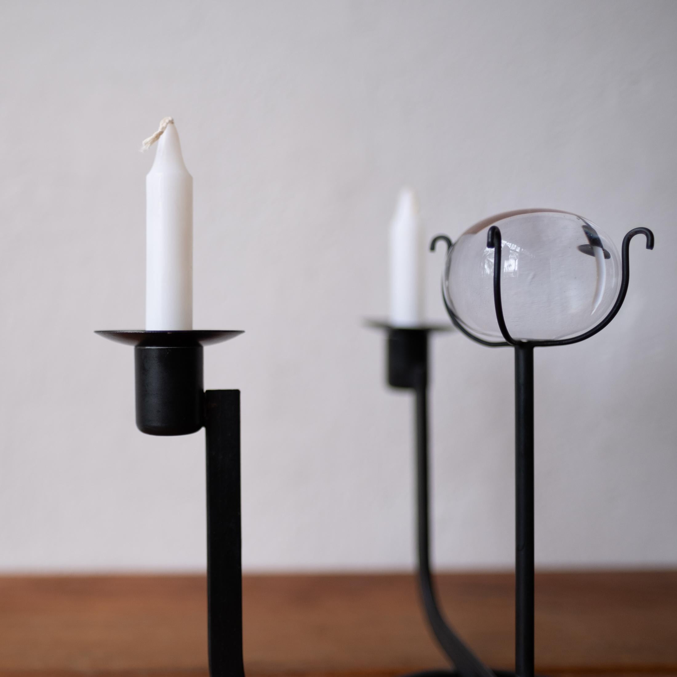 Schwedischer Kerzenständer aus Eisen mit Kristall-Mittelstück (Mitte des 20. Jahrhunderts) im Angebot