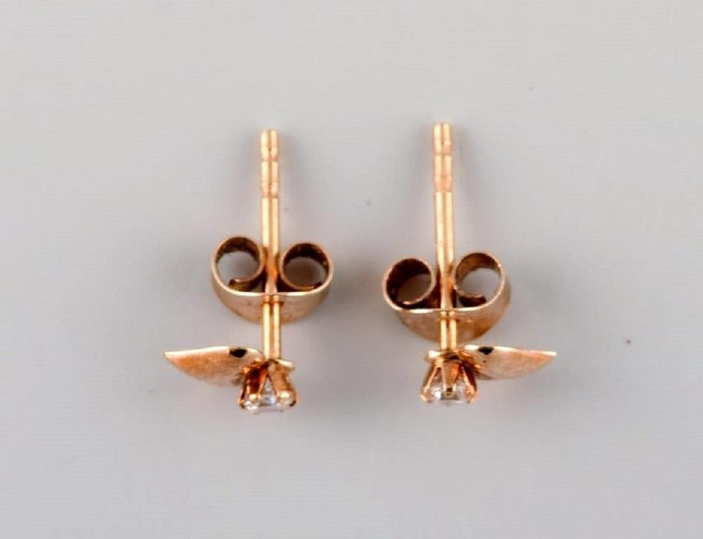 Swedish jeweler. A pair of classic ear studs in 18 carat gold designed as hearts adorned with semi-precious stones. Mid-20th century.
Measures: 12 x 6 mm.
In excellent condition.
Stamped.