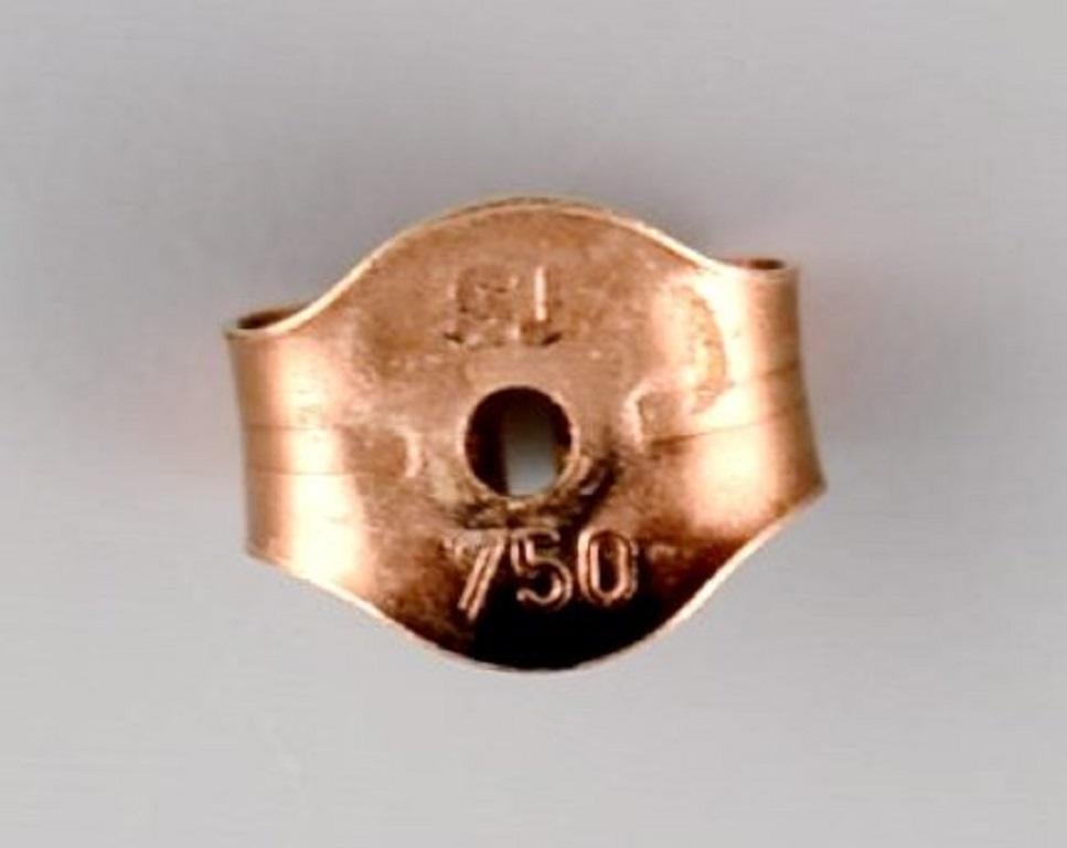 Swedish Jeweler, a Pair of Classic Ear Studs in 18 Carat Gold, Mid-20th C In Excellent Condition For Sale In bronshoj, DK