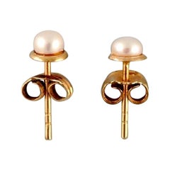 Schwedischer Juwelier, ein Paar klassische Ohrstecker aus 18 Karat Gold mit Perlen