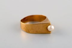 Swedish Jeweler, Modernist Ring in 18 Carat Gold Adorned with Cultured Pearl