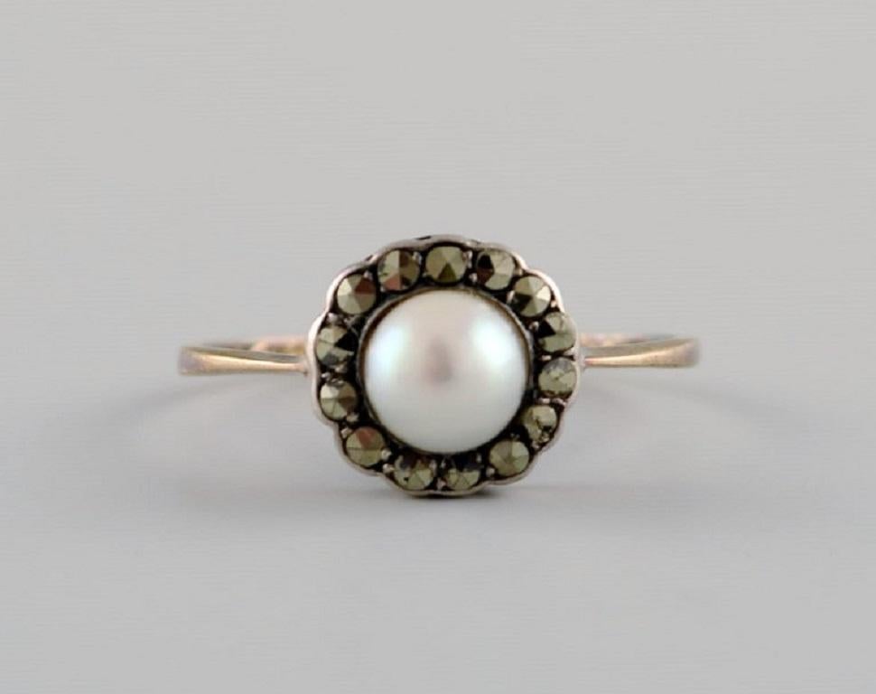 Women's Swedish Jeweler, Vintage Art Deco Ring in 18-Carat Gold with Cultured Pearl For Sale