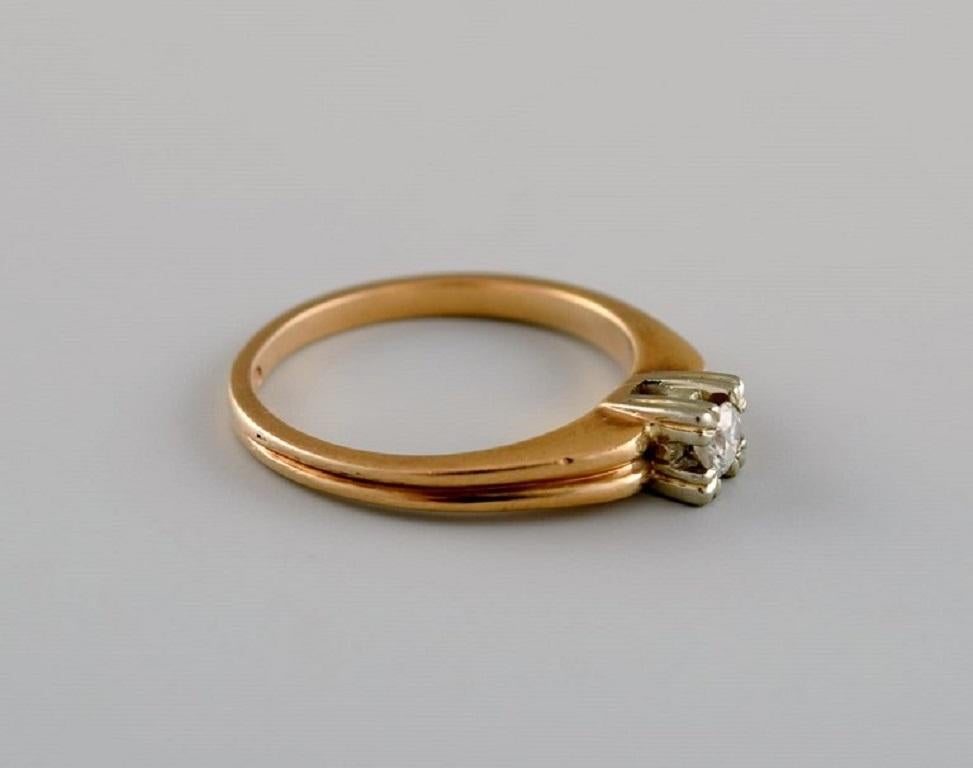 Swedish jeweler. Vintage ring in 18-carat gold adorned with 0.14 carat brilliant. 1930s.
Diameter: 16 mm.
US size: 5.5.
In excellent condition.
Stamped.
Total weight: 3.3 grams.
In most cases, we can change the size for a fee (USD 50) per ring.