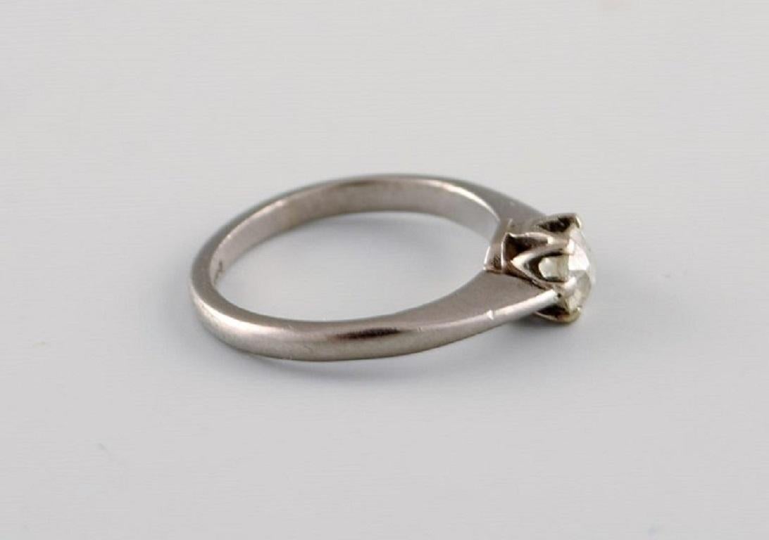 Schwedischer Juwelier. Vintage-Ring aus 18 Karat Weißgold mit einem großen Diamanten von 0,36 Karat verziert. 1930s.
Durchmesser: 15 mm.
US-Größe: 4.25.
In ausgezeichnetem Zustand.
Gestempelt.
In den meisten Fällen können wir die Größe gegen eine