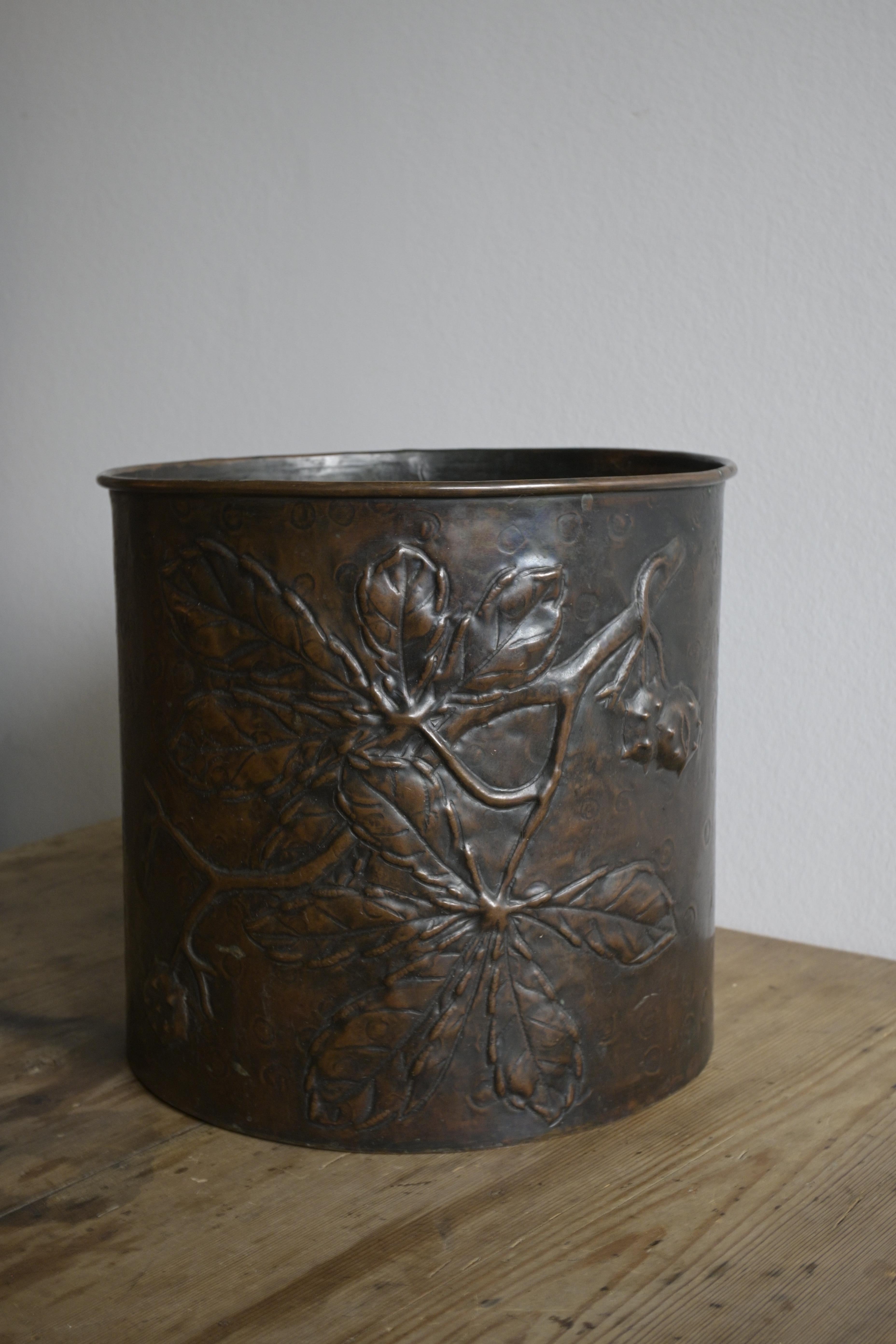 Inizio XX secolo Botte di rame Jugend svedese Swedish Metal Art Ltd, 1905 ca. in vendita