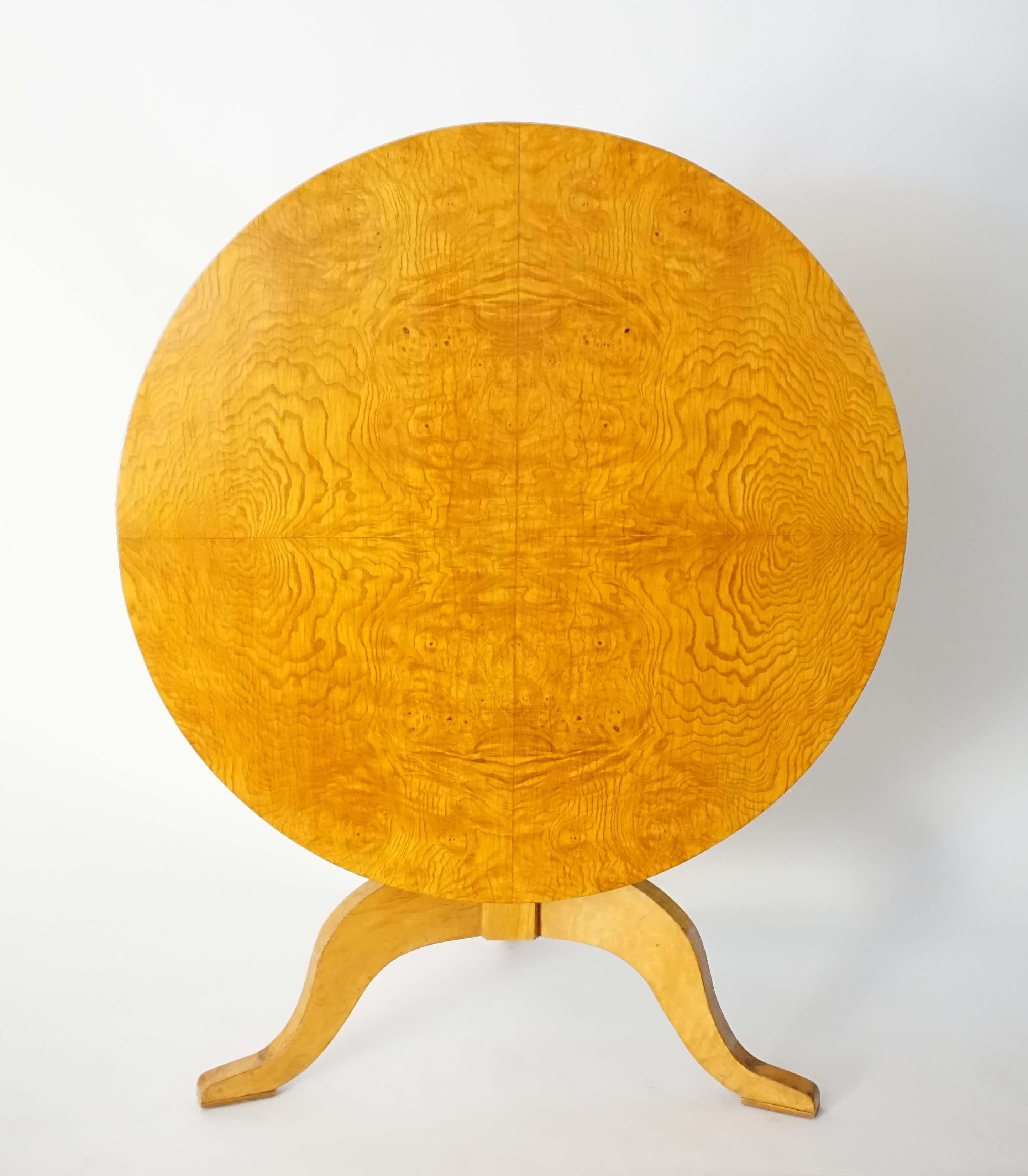 Swedish Karl Johan Style Burled Birch Root Round Tilt-Top Table, circa 1920 6