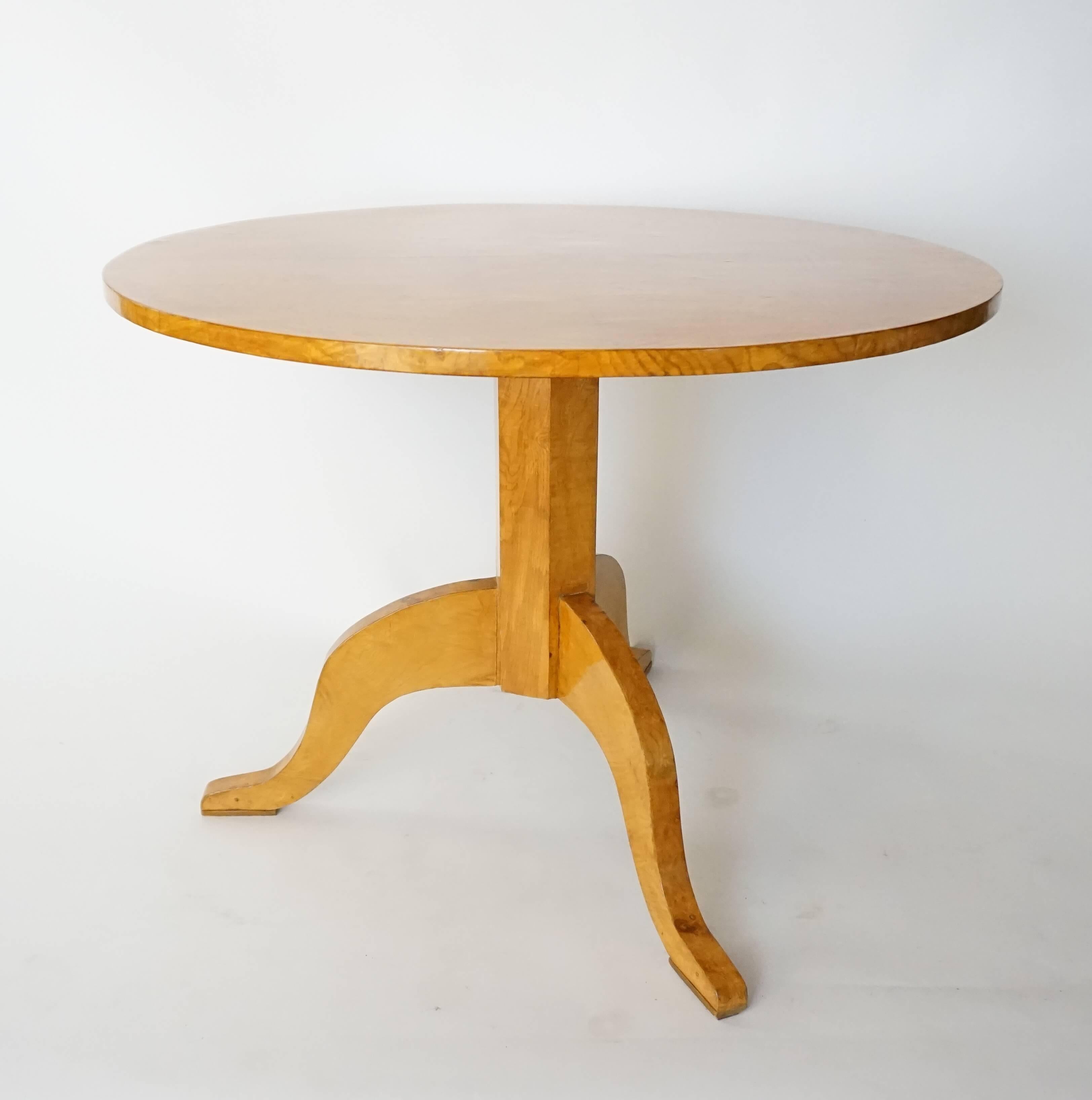 Early 20th century Swedish Karl Johan Style Biedermeier table bench-made of elegant clean design having burled golden birch root radiating veneers on round tilting-top, golden birch hexagonal pedestal, and three arched leg supports. Height when