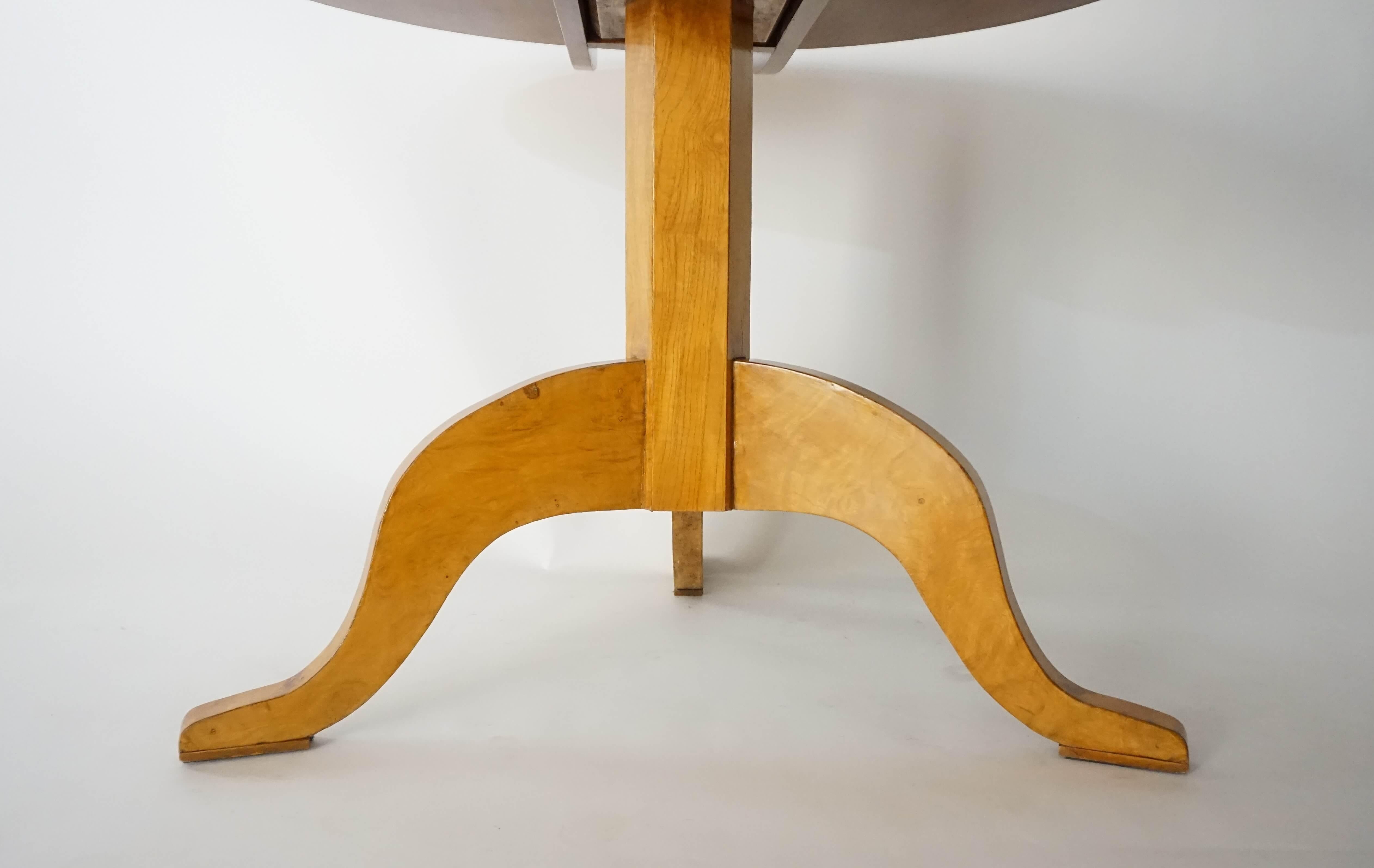 Swedish Karl Johan Style Burled Birch Root Round Tilt-Top Table, circa 1920 2