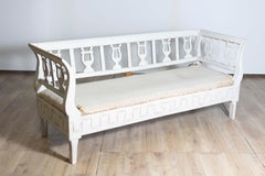 Divano dipinto del periodo Karl Johan svedese del 1820 con liriche intagliate