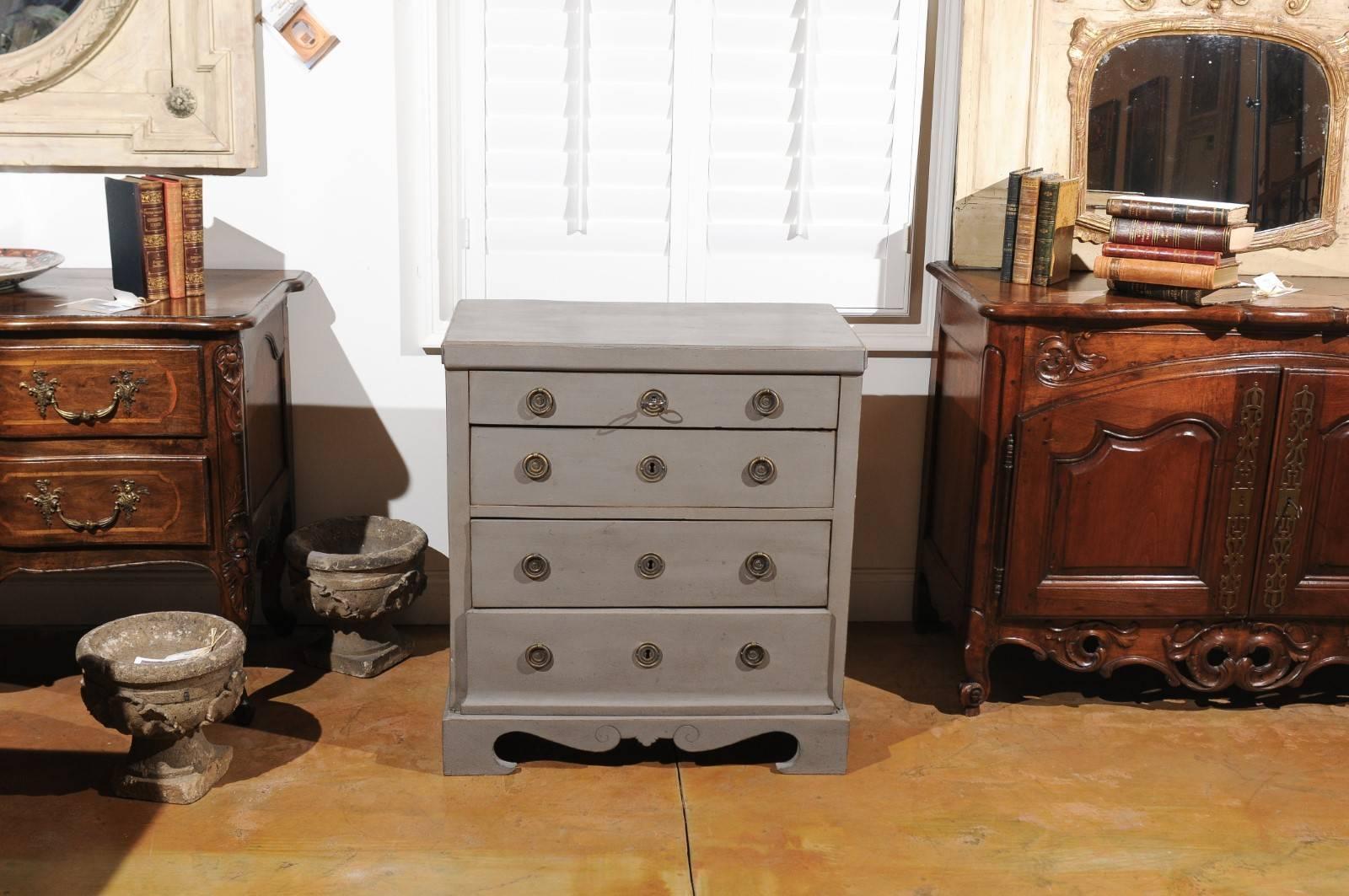 Swedish Karl Johan Period 1830s Painted Four-Drawer Commode with Voluted Skirt In Good Condition In Atlanta, GA