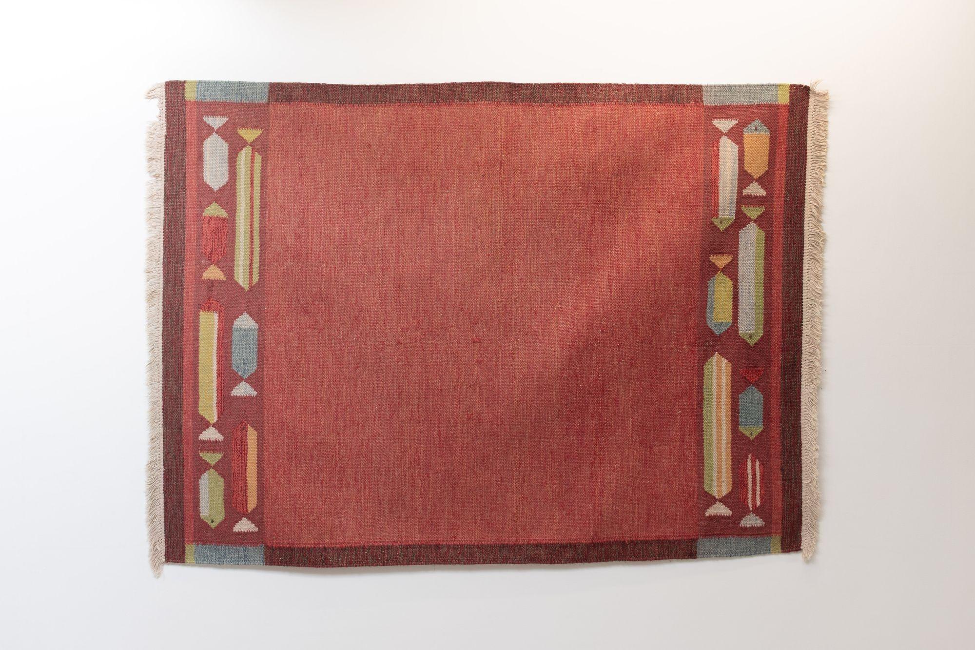 Schwedischer Kelim in einem tiefen Rotton mit ungewöhnlichem Fischdekor.
Schweden um 1960.
H 1cm x B 199cm x T 142cm
Alle unsere Teppiche werden einer professionellen Reinigung unterzogen. Aufgrund ihres Alters und ihres früheren Lebens können