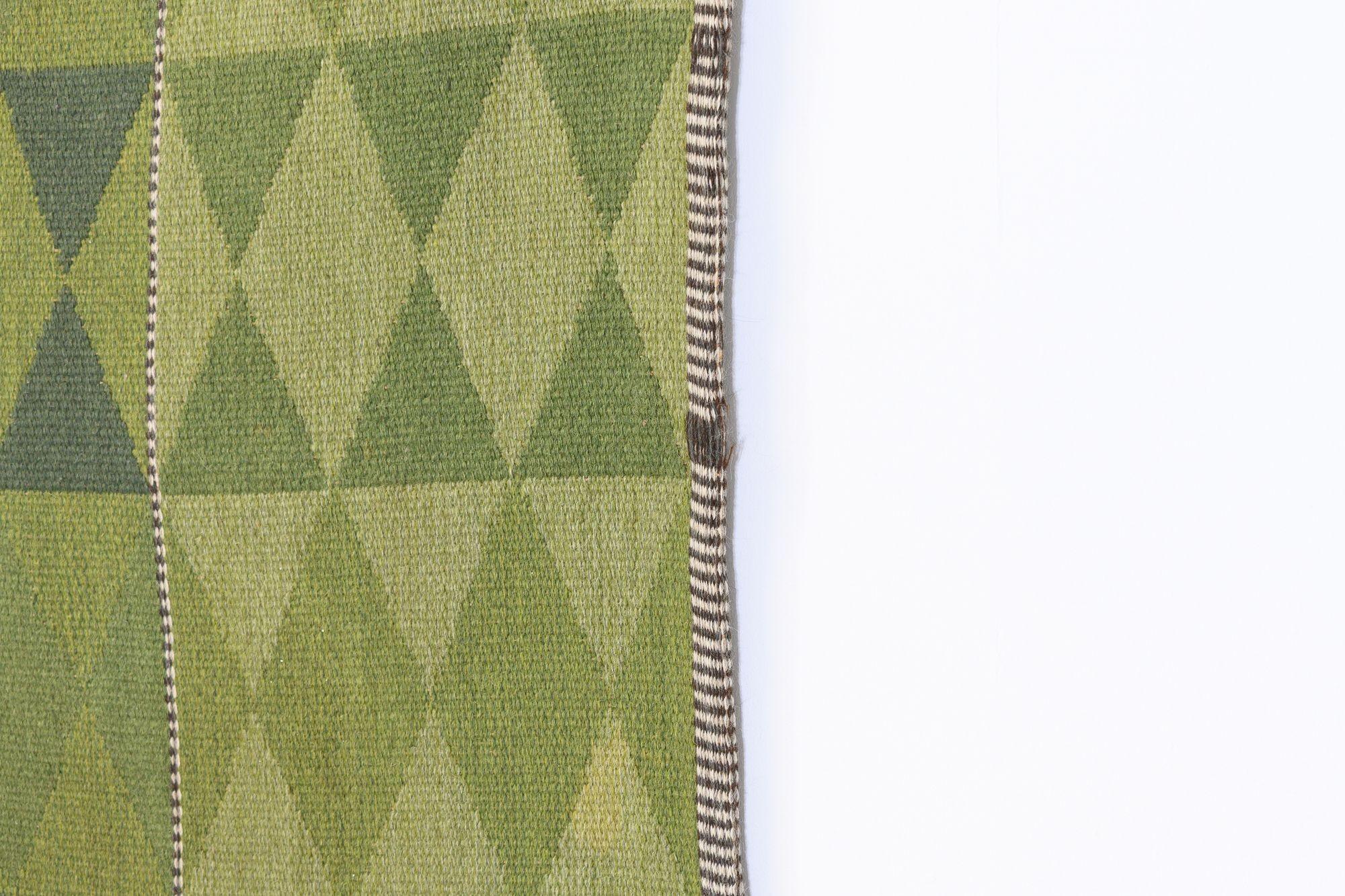 Milieu du XXe siècle Kilim suédois dans les tons de vert en vente