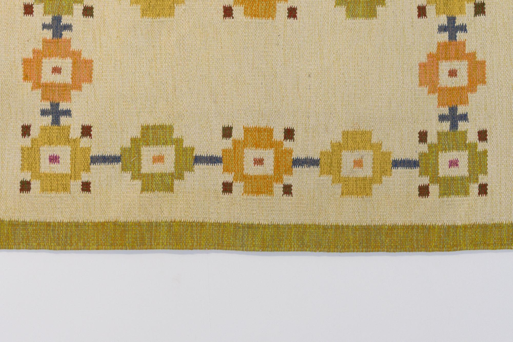 Suédois Kilim suédois dans les tons de jaune pâle signé J.K en vente