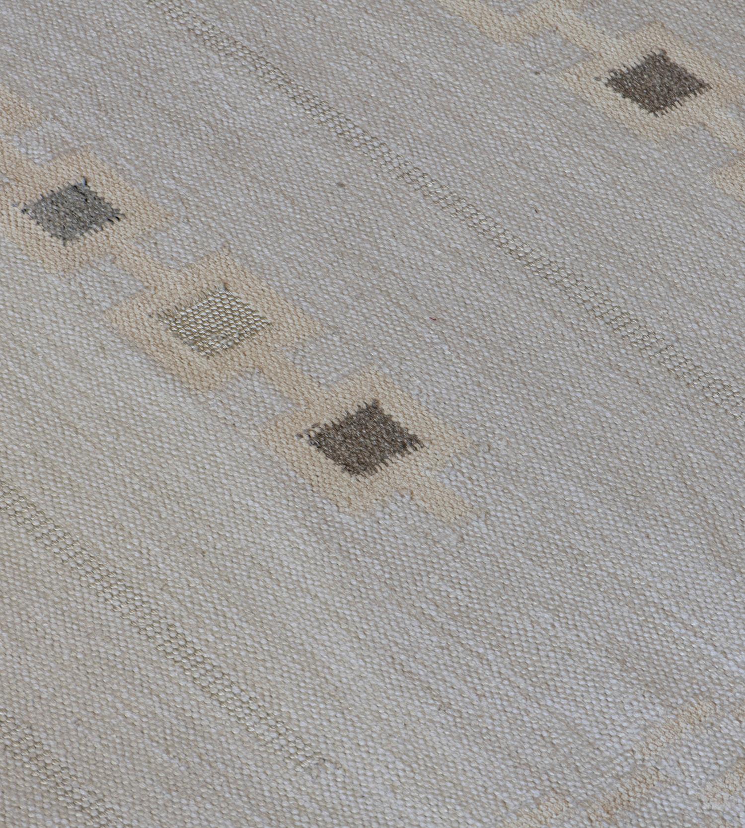 Die moderne schwedische Mansour-Kollektion ist in erster Linie von alten schwedischen Flachgewebe-Teppichen inspiriert, deren geometrische Muster auch im 21. Jahrhundert noch aktuell sind. In der Kollektion werden verschiedene Flachgewebetechniken