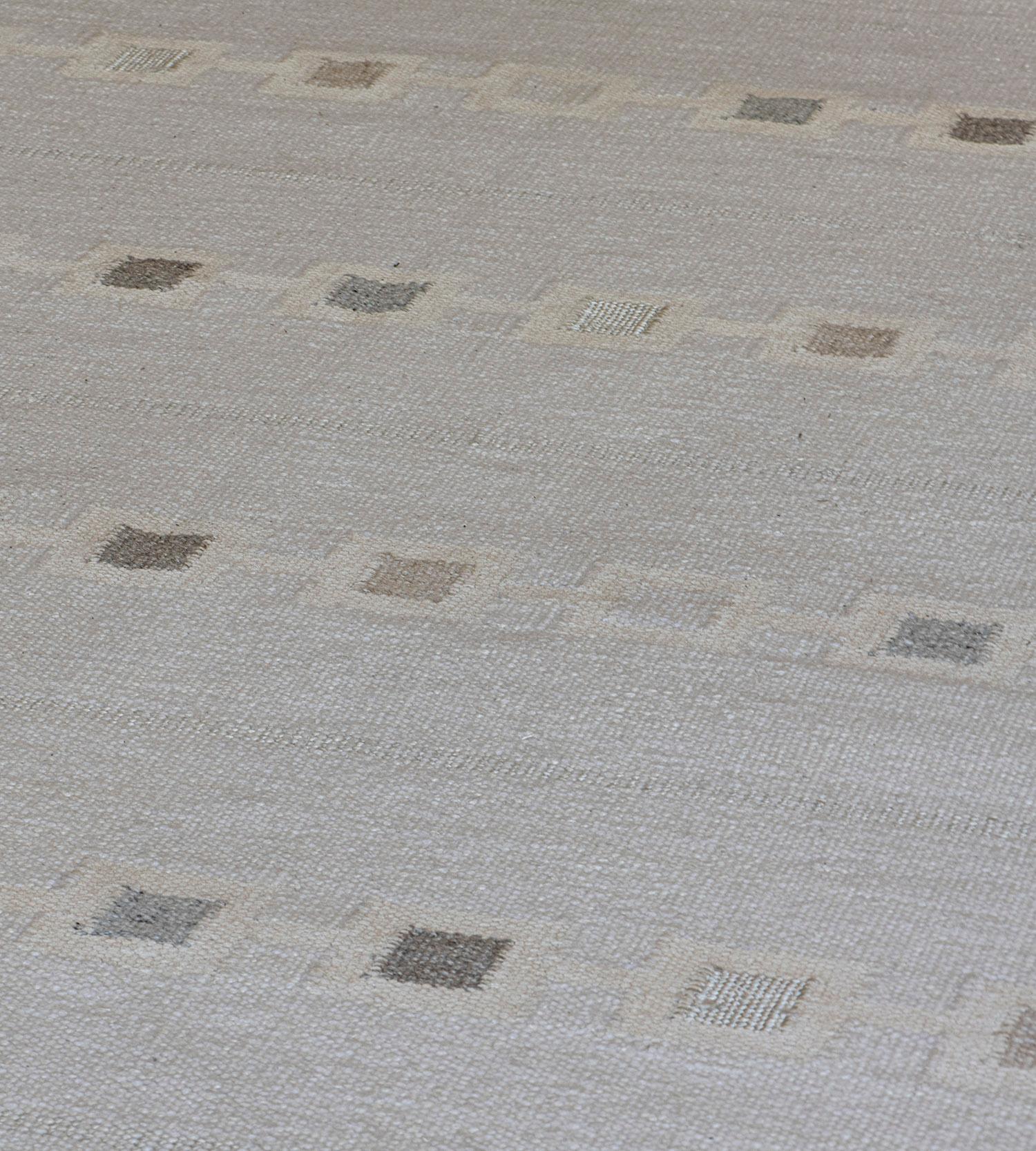 Tessuto a mano Rug & Kilim svedese in lana intrecciata a mano di ispirazione avorio in vendita