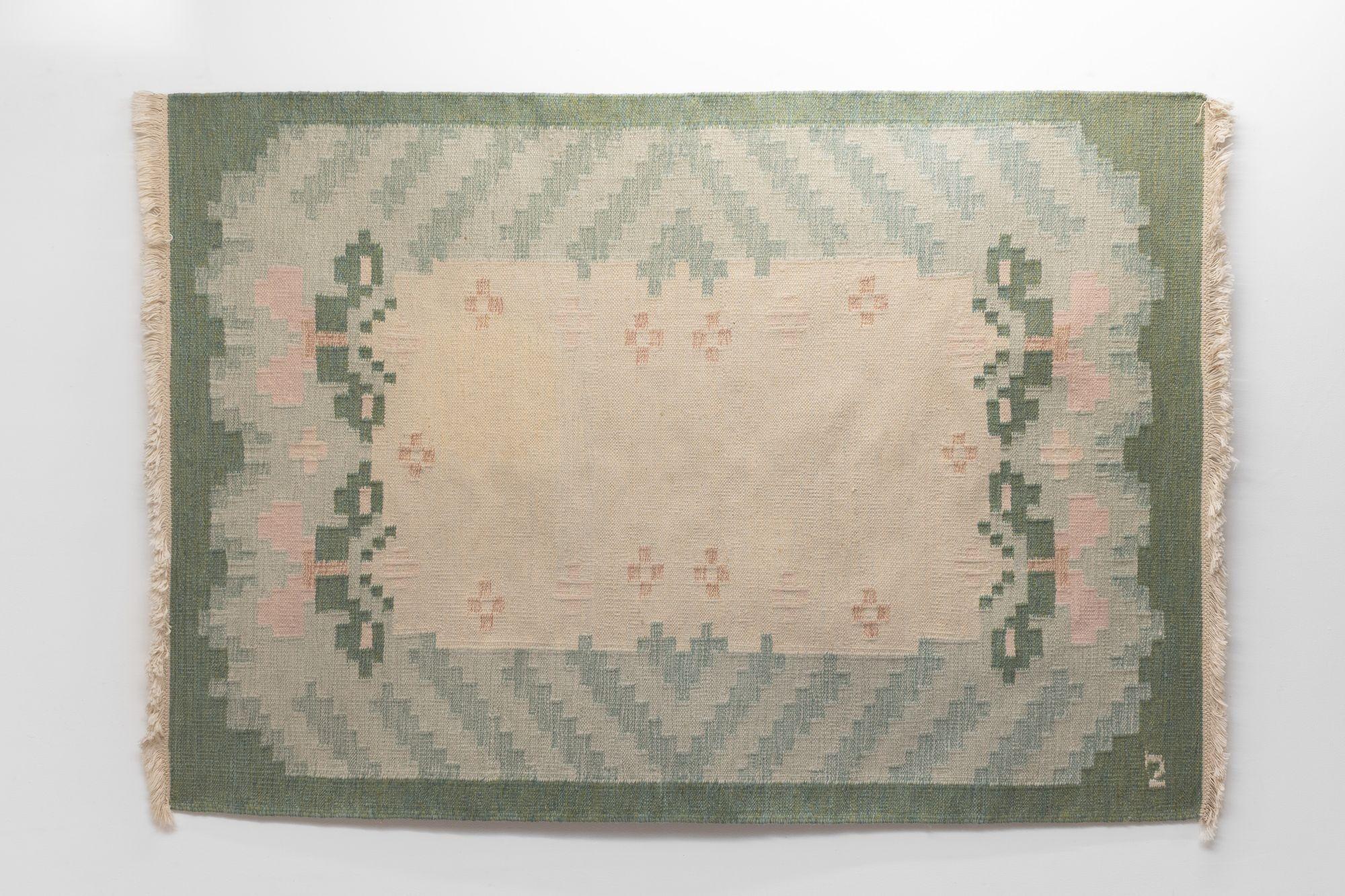 Kilim svedese di metà secolo nei toni del crema e del verde. Firmato IJ.
Circa 1960.
H. H. x L. 203 cm. x P. 136 cm.
Tutti i nostri tappeti sono sottoposti a un processo di pulizia professionale. Tuttavia, a causa della loro età e della loro vita