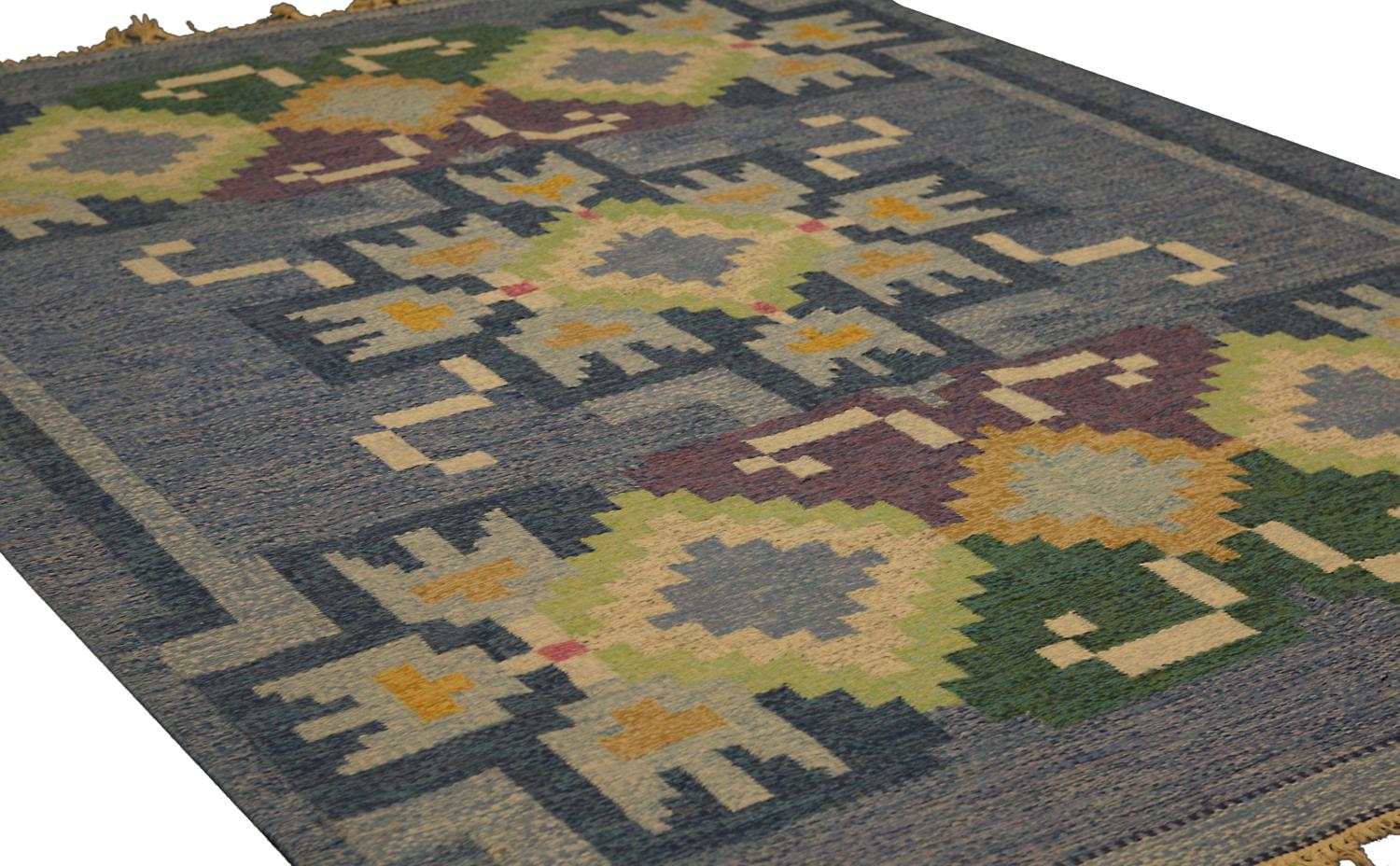 Si tratta di un kilim svedese vintage tessuto intorno al 1920-1950 e misura 230 X 164 cm. Il design di questo kilim è attribuito a Ingegerd Silow, uno dei designer più influenti del periodo d'oro del design scandinavo. Questo favoloso kilim è un