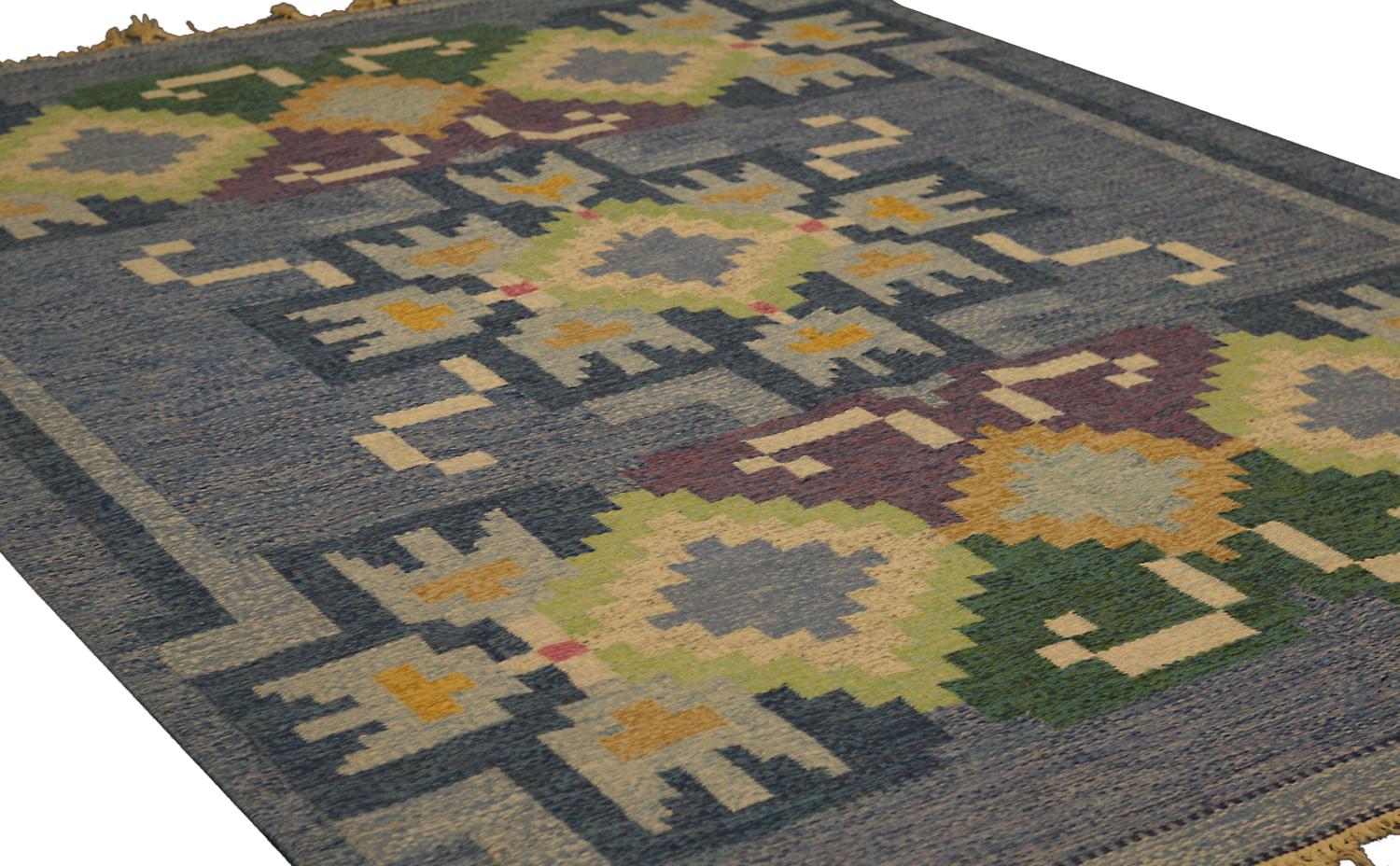 Il s'agit d'un kilim suédois vintage tissé vers 1920-1950 et il mesure 230 X 164 cm. Le design de ce kilim est attribué à Ingegerd Silow, l'un des designers les plus influents de la période dorée du design scandinave. Ce fabuleux kilim est un