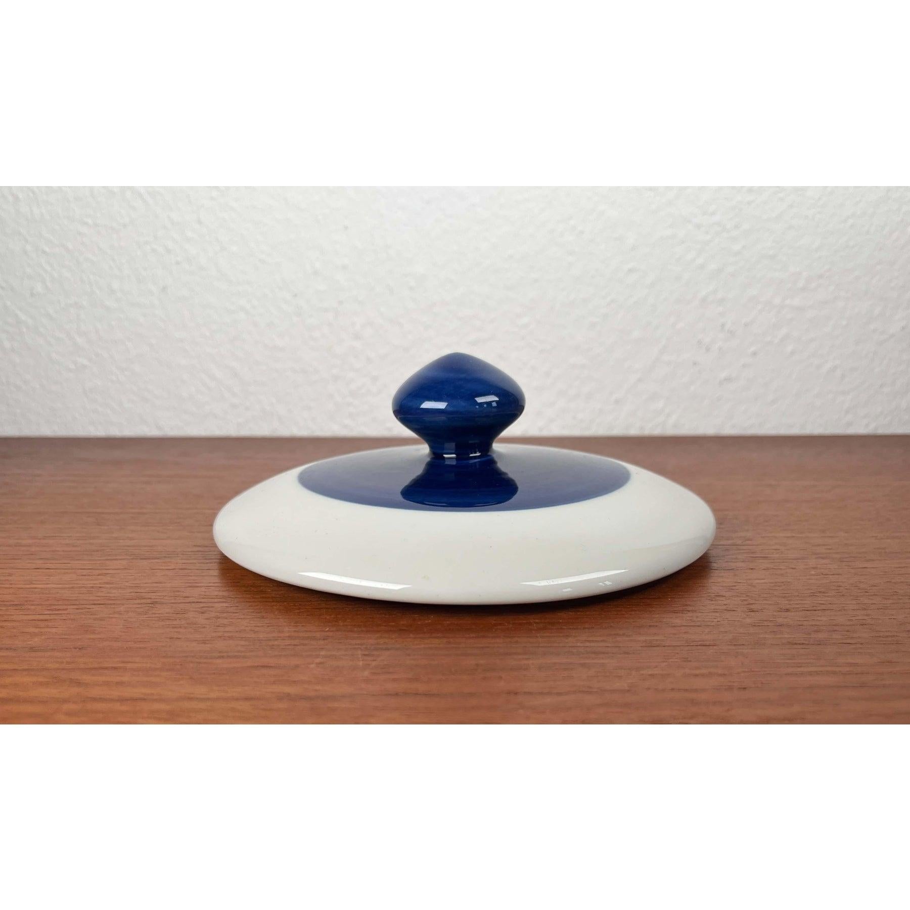 Mid-Century Modern Swedish Koka Blue, Blau, Bla Series Lid by Hertha Bengtson for Rörstrand, 1950s, in Very Good conditions. Designed 1950 to 1959 I have official proof of authenticity such as vintage catalogs,
designer records,
or other literature