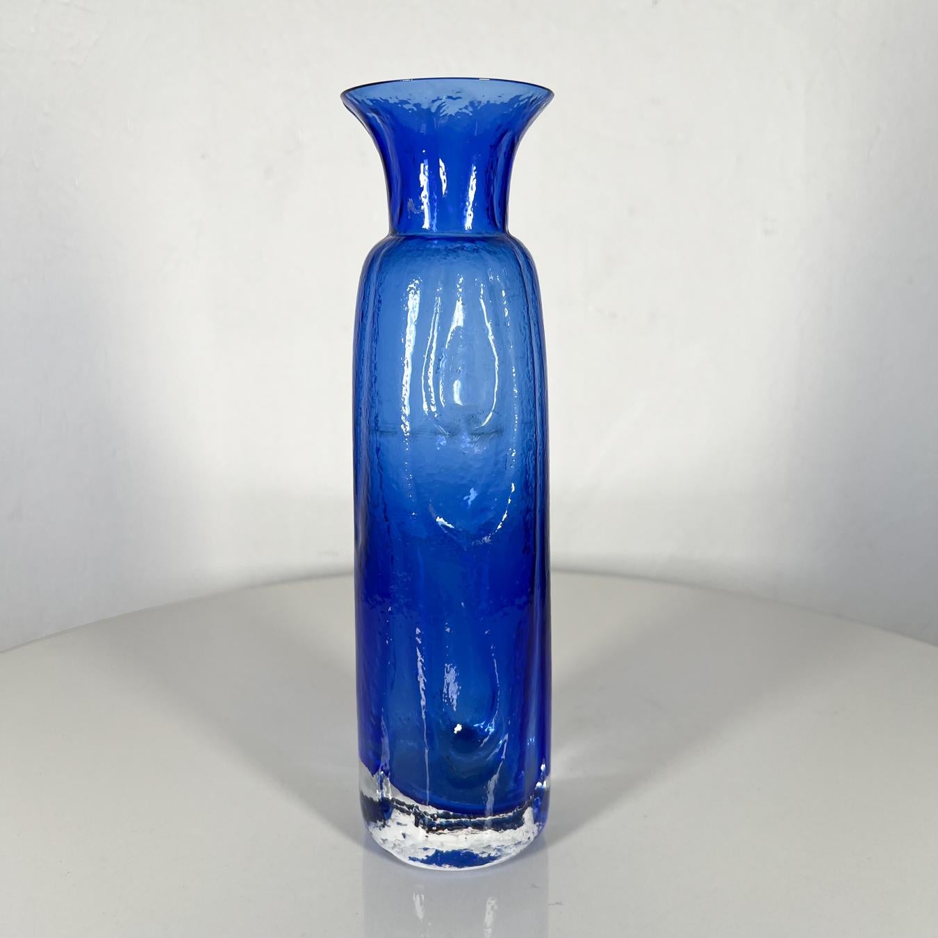 Art glass blue vase modern organic water droplets
Sea Glasbruk Kosta Sweden textured art glass vase by Rune Strand
Cobalt blue tall narrow vase
Measures: 9.75 tall x 2.63 diameter
Preowned unrestored vintage condition
Refer to images provided.